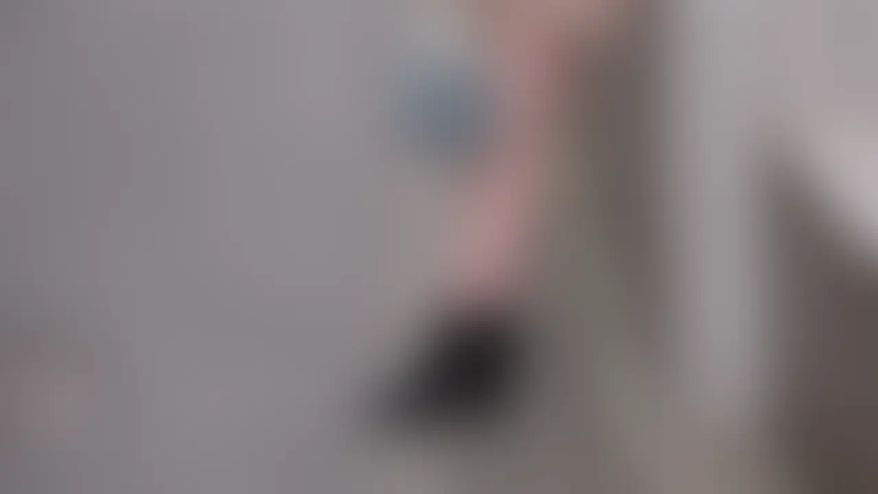 【超興奮必至】18歳可愛いスリム処女が初めての中出しでメス化 1時間18分
可愛い系スリム美少女が、人生で初めてのセックスをカメラの前で全部見せちゃいます♡
「優しくしてね…本当に初めてだから怖いよ…」って小さな声で言っていた18歳の彼女。
優しいキスと愛撫で身体が熱くなって、スリムで狭い処女マンコに生チンポをゆっくり挿入した瞬間から可愛い喘ぎ声が漏れ始め…
最初は「痛いよぉ…」って涙目だったのが、だんだん「そこ…気持ちいい…もっと突いて…♡」って自分から腰を動かしちゃうくらい感じまくって、
最後は人生初の中出しで全身をビクビク震わせながら「熱い…お腹の中がいっぱい…おかしくなるよぉ♡」ってイキ狂う姿までガチ収録。
演技ゼロのリアル処女喪失を1時間18分たっぷりお届け! (2/2)