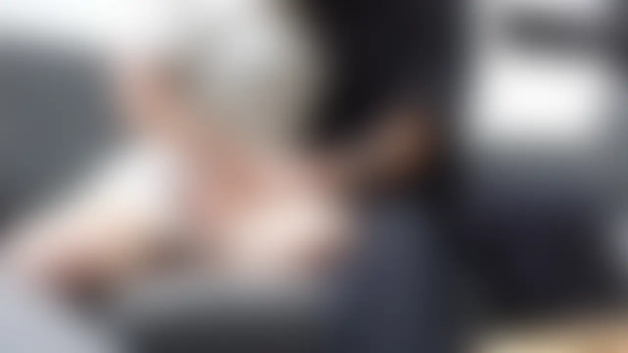 "今回も彼氏との予定よりえっちを優先しちゃった現役L◯Kちゃん。念願の3Pで巨根にぶち犯され大量種付け"
【本編1:51:27】

※身バレ防止の為予告なしで削除する可能性あり
※購入者は期間終了後も視聴可能です

前回彼氏とのデートを断って制服のまま会いに来てくれた合法L◯Kちゃん。
※前回動画リンク▼
https://myfans.jp/posts/9467d828-c907-49d1-ba52-2dd57747b542
撮影後「今度は3Pをしてみたい...」と彼女から依頼があり実現する為に巨根の友人を召集。友人が来るまで時間があったのでとりあえずセックスする流れに。久しぶりのち◯こに喜びを隠せず半ば強引にじゅぽフェラからの騎乗位で生挿入。「もう来ちゃうよ...」「これほしかった...♡」など臨場感のあるセックスは人一倍気持ちいい。。出すつもりはなかったけどいつもと違う状況にまさかの暴発笑。濃厚なザーメンを中に入れたまま2人で友人を迎えに。
いよいよ念願の3P。おもちゃでたっぷり躾けられた後2人からのイラマチオで喉奥を犯されその時点でヘトヘトに。その後は時間が許す限り2人に好き放題オナホにされる18歳。彼氏では味わえない経験ができて満足そうでした。 (2/2)