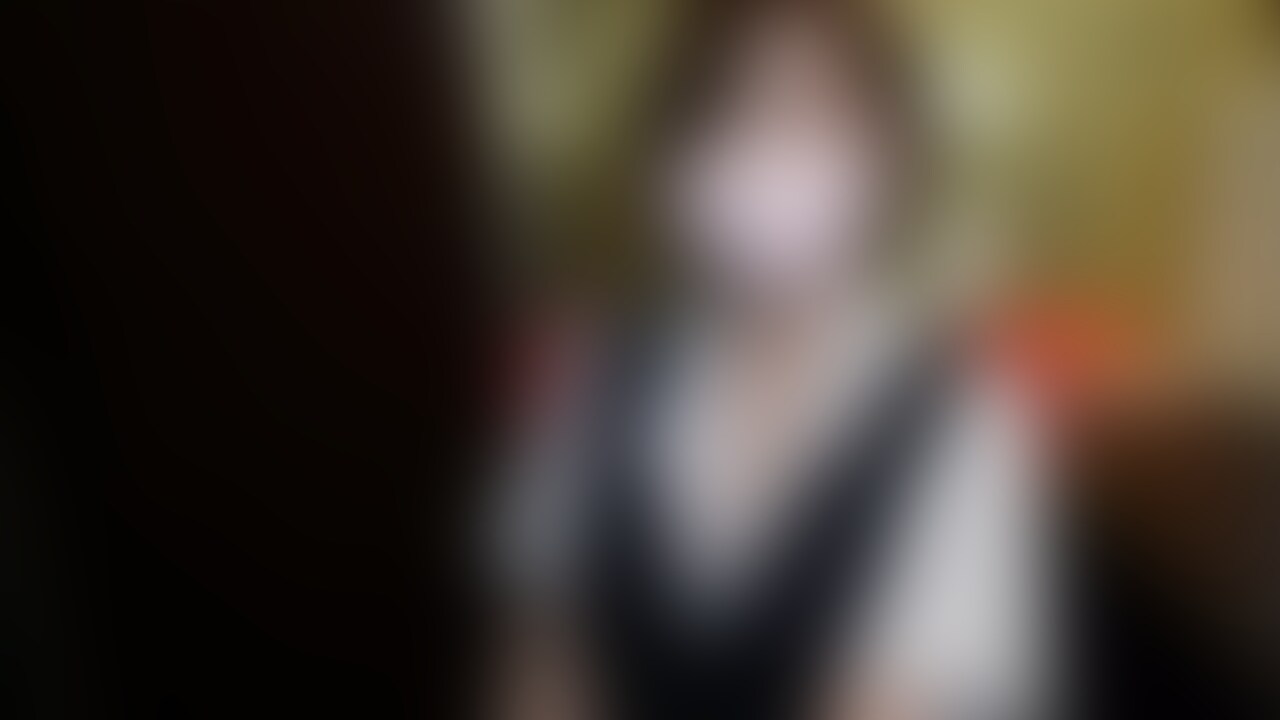 OLましろは社長がいないので、社長の机で好き放題してみました💦
開始2秒でクパァしてます(*^^*)
好きな社長を想像して、社長が普段使ってる椅子と机で好き放題してみました💕
最初は椅子に座って、早速オナニー開始💕
想像してるとどんどんあそこがヌルヌルしてくる。
あそこが解れてきたら、社長の机の上に社長のおちんおちんに見立てたあれを付けて、上から挿入。
気持ち良すぎる…
最後は机を社長だと思って、社長にましろのお潮をぶっ掛けました…
気持ちよかった…
来週は後編を公開するから楽しみにしててね💕 (2/2)