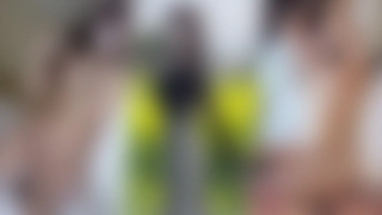 はじめに「いいね♡」を押していただけると嬉しいです❣️
今回は、春らしい菜の花畑のお散歩から始まる動画です🌼🥺💓

一面に広がる黄色のお花がとっても綺麗で、
その中をゆっくり歩きながらお散歩デート…♡

この日は黒のニットとロングスカートで、
ちょっと大人っぽい雰囲気になっているのも見どころです🥺

そのあとホテルに移動して、ソファでゆっくりお話してたら
後ろからぎゅっと抱きしめられて、胸を触れられていくうちに、
気づいたらすっかりスイッチ入っちゃってました…🥺

そのままシャワーに行って上がったあとは、
やわらかい光が差し込む中で全裸で撮影してもらったり、
ちょっと恥ずかしいけど綺麗に見えてたらいいな…
って思いながら過ごしてました🥺💓

ベッドではゆっくりキスしたり、お互い気持ちいいところを触れ合ったりしながら、
最後までたっぷり甘い時間を過ごしています…♡
春の優しい空気とだんだんえっちな雰囲気に変わっていく流れ、
どちらも楽しんでもらえたら嬉しいです🥺💓

今回も見どころたっぷりなのでぜひゆっくり見てくださいね…♡

いつも「いいね♡」やコメント、本当にありがとうございます🥹✨
みなさんの応援がすごく励みになっています💓
これからも応援してもらえたら嬉しいです❣️ (2/2)