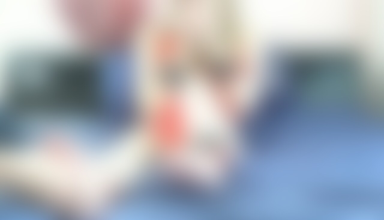 4K動画 かなちゃん『くすぐり①』
初めてくすぐりにチャレンジしました。
専らインドア引きこもりマンではありますが
イジワルに攻めるのは好きなタイプ
くすぐったい反応を見て喜ぶ人です。
今回は○○○束をして主に足裏を攻める感じにしました。
○○○束具を付け慣れてない感が半端ない。。
愛嬌と思い見届け下さい。
かなちゃんの悶える所や全力で逃げる姿も可愛いので是非ご覧下さい。
次のエッチな衣装への着替えも収録
オマケでくつろぎ中の様子と不意にくすぐられてびっくるかなちゃんが見れます。 (2/2)