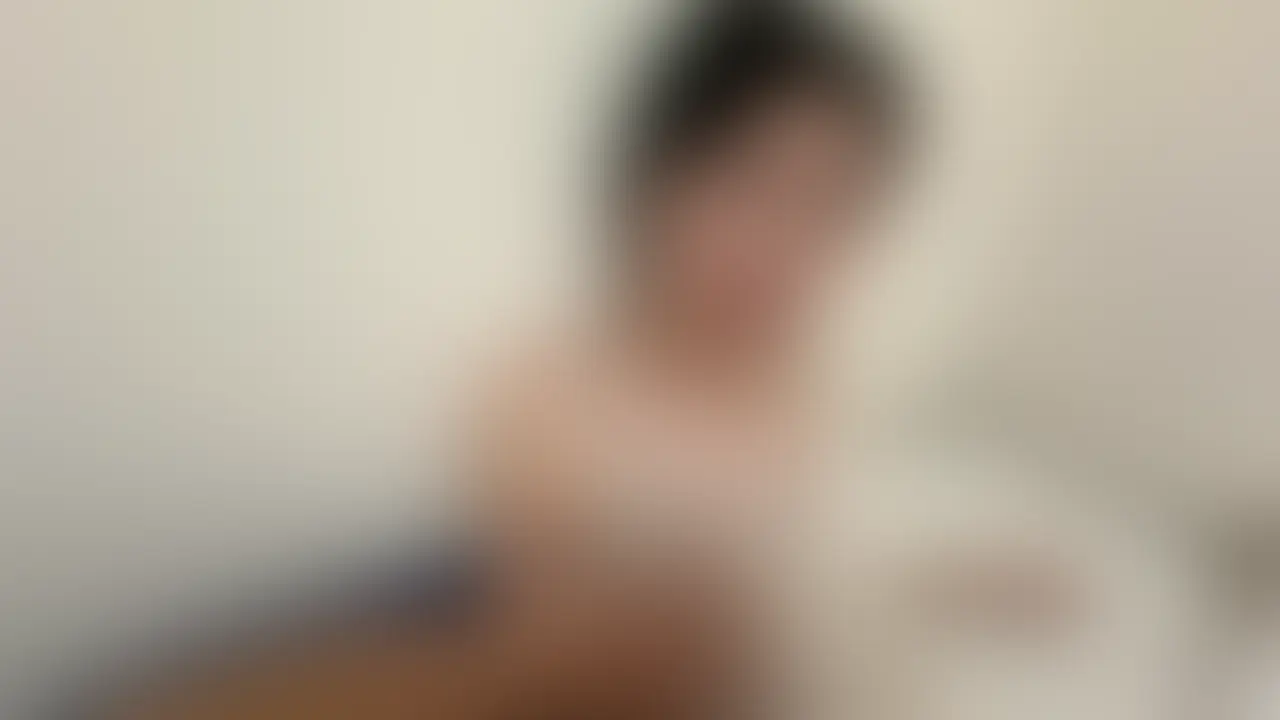 #422【従姉妹とセックス】従姉妹に家に呼び出された。「クーラー直して」って、暑いからってなんだよその裸みたいな格好…。抑えられずセックスしてしまいました。 (2/2)