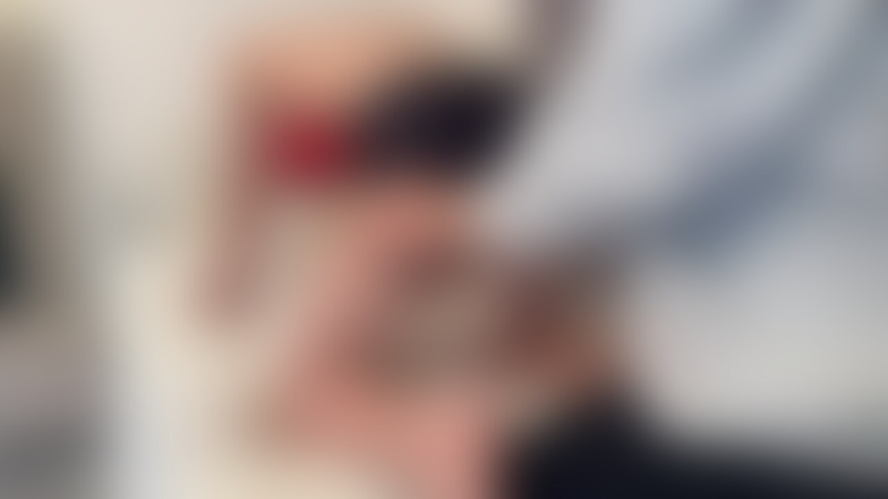 「フォロワー○○万人超えの人気TikToker、その素顔は謎に包まれたまま——。」 sample 1