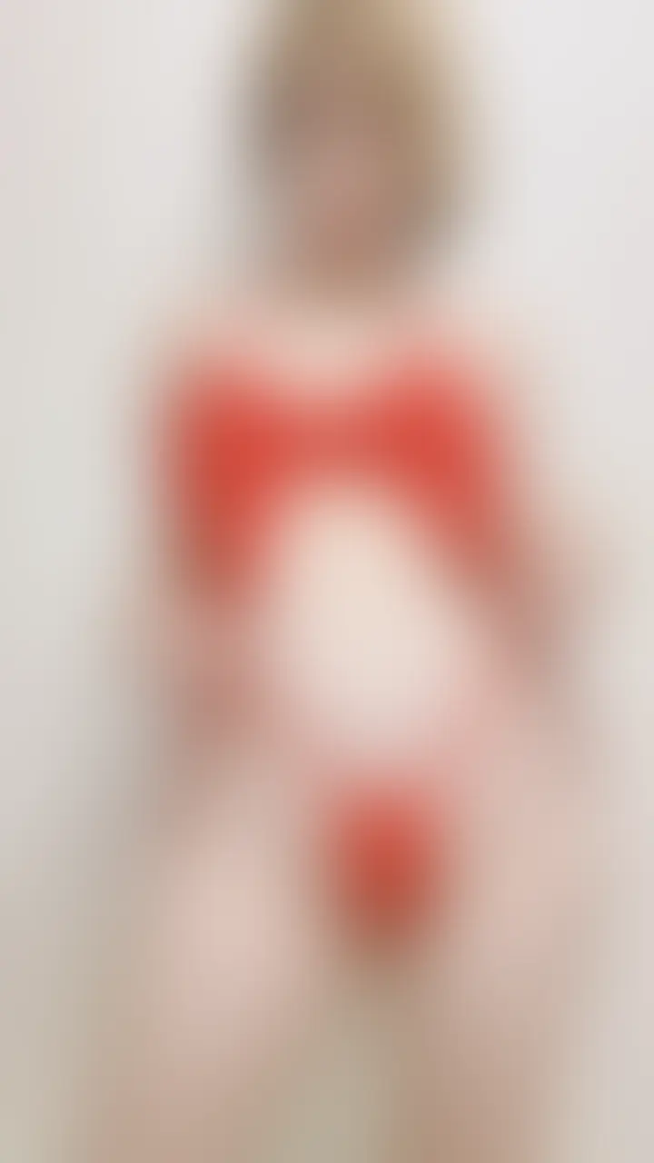 渋谷茜「渋谷茜の素顔 昔撮影した写メ日記用の写真 いつかのクリスマスの企画で撮影した 赤いほぼ紐のようなリボンの衣装」の投稿サムネイル