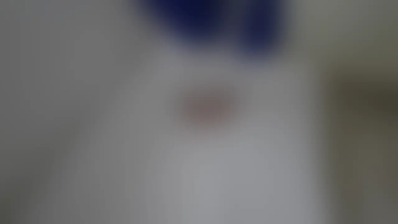 こちらは、全編ぼかしの入った動画です。 雰囲気をお楽しみください🥰
【匿名度S:絶対極秘!】大学病院医療事務奥さまの「精子を飲むための接吻とフェラチオ」
よだれが漏れちゃうキス👄とフェラチオ💕
こんにちは、ど素人ポルノ@麗子です。
今回のAVごっこは、お茶の水の大学病院で医療事務のお仕事をしているお友達のCちゃんのえち動画🔞です。
お肌と大きな瞳👀がとっても綺麗でつやつやの黒髪がまるでお人形さんみたいな恥ずかしがり屋の新婚奥さま。今回、女子会の流れでAVごっこの撮影をお願いしたときは「絶対、 絶対、 ムリです!」って拒否られましたけど…そのまま飲ませて、30分後にはもう撮影OK👌🏻いただいてましたw
Cちゃんが強引な人とお酒に弱いドMちゃん💕っていうことは周知の事実なので!
バンギャ時代の名残りが残る舌ピアス👅がとってもセクシーなスレンダー美女のCちゃん。ピアスによる接触がアクセントになって接吻や乳首舐めが刺激的。凹凸のあるイレギュラーな感触が一味違う舌技フェラで、射精を我慢するのも大変そうです。お口で受け止めた大量のザーメンも、美味しそうに一気に飲み干しちゃってました💯 (2/2)