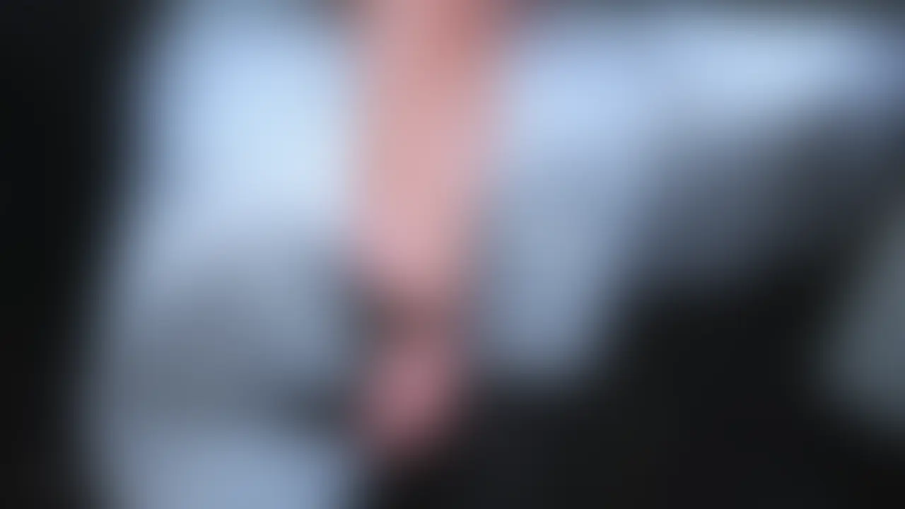【蒸れ蒸れなのに パンスト直穿きでめっちゃ発情しちゃった！】
我慢汁だらけのおちんぽナマ挿入されながら敏感クリ〇リスに玩具当てて…
パンスト履いたまま生ハメ♡セックス

とある場所で知り合った初めましての男性。
最初は緊張してるみたいで全然目も合わせてくれないから
なんだか可愛いなぁなんて思ってたら…
｢これ直に履いて欲しいんだよね…｣ってラブホに着いて渡されたのはベージュのパンスト。

ラブホまで移動してる間、期待でずっと蒸れ蒸れだったおパンツを脱いでパンスト直穿き姿で登場するとお兄さんも全裸待機で準備万端♡
想像以上のおちんぽさんでもう目がそこにしか行かないの…///
妄想で既にギンギンのお兄さんは
先っぽからとろとろ透明なお汁垂らしてピクピク。
私もどんどん興奮してきて
お兄さんの前で電マおなにーして誘惑しちゃった♡

その後は…我慢できなくなったお兄さんにナマちんぽズポズポされながらクリに玩具当てて中と外の2点攻め。
｢ヤバいヤバいヤバい…！！！イッちゃうイッちゃうっっ！！！｣
何度も何度もイかされて最後はたっぷり中出し…♡
たくさん精子があふれ出てくるの…すっごいちゅき…///

優しく責められるの、だいすき…
とろとろえっちな、なまな🍺を感じて下さい💗 (2/2)