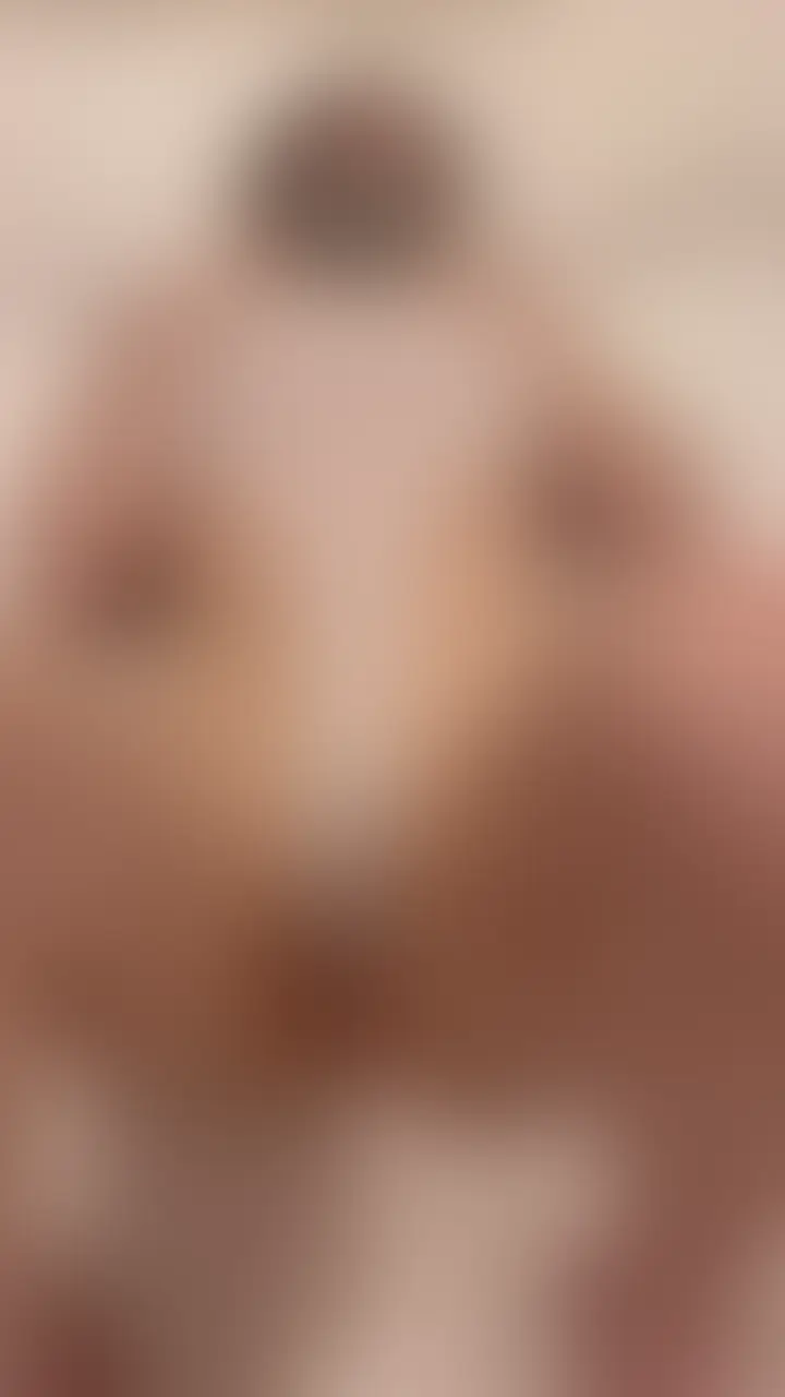 【ハイレグ嫁とエッチ】
嫁が急にハイレグを履いてきて誘ってくれたので、そのまま自然な流れでエッチしました🍑💕
ハイレグの細い紐が食い込む姿や、動きに合わせて柔らかく揺れるお尻が本当に魅力的で…😳
つい夢中になってしまいました。
夫婦ならではの甘くて自然なセックスを、じっくりお楽しみください💕
高画質でゆっくりご覧いただけると嬉しいです♪ (2/2)