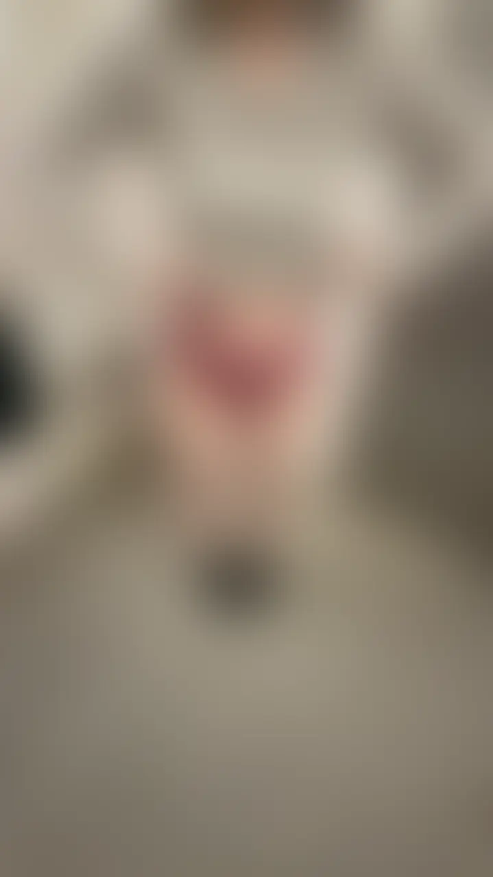 *サンプル動画のみ全体モザイク🌫️
🎥【パート①公衆トイレで…】
ノーブラでご飯屋さんへ…
ニップルピアスをぽっちりさせ、スタッフさんと普通に接するほどの変態さ。
ご飯に集中できませんでした笑
家でハメるつもりが、変態女が我慢できず
「今すぐしたい。」
トイレに駆け込みそのままハメました
えろすぎっっっ⚠️ (2/2)