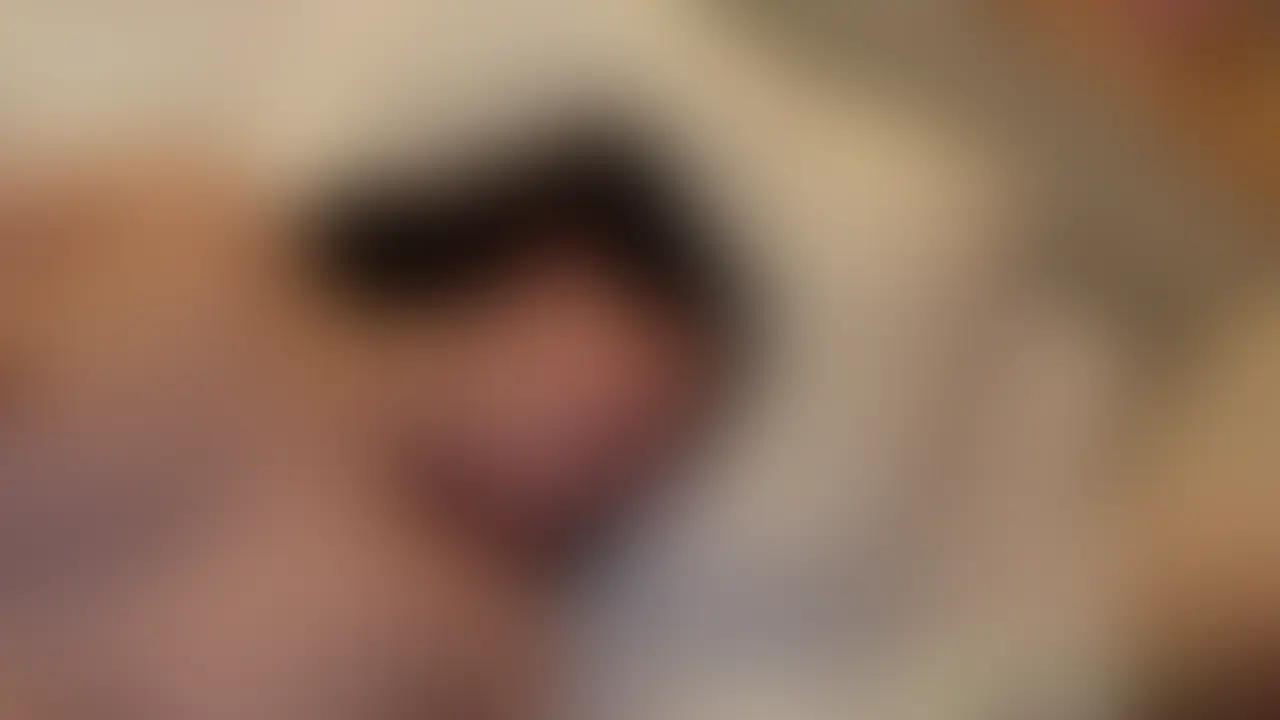 私の人生でもっとも気持ちよかった中出しを手持ち4Kカメラで。 つまり個人的に最高傑作のいちばんおいしいところです。 健康的を絵にかいたような良質なJD。それもそのはず、あらゆるスポーツで鍛えこんだ身体に今でもウェイトトレーニングで鍛えているとのことで、脱衣シーンでの体格からもそれはうかがえます。 何の因果か、私と結ばれる運命だったか、ありがたく初めてのナマと無避妊中出しを捧げてくれました。 JDのあまりに美しく果実のごとく甘い股間に興奮は最高潮、そして射精も最高濃度となりました。 今は顔ぼかし版ですが、直後の表情に早くも不安と後悔の色がにじんでいるのがわかるでしょうか。 (2/2)