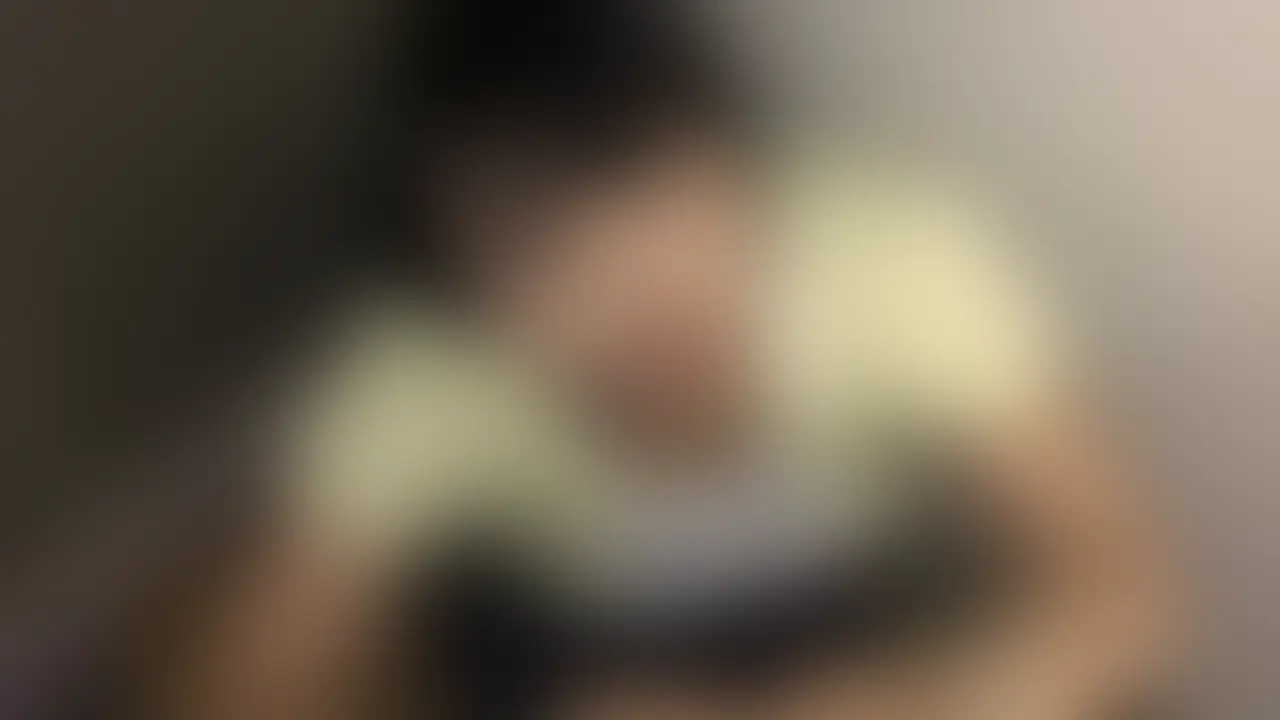 出会い系アプリで釣ったぽっちゃり女にしゃぶらせたら想像以上だった件!!!
新宿で女を買った時の話です。
Wi●hでいいねした女の1人から連絡が来たんで、適当にチャットしてたら会うことになりました。
アイコン加工してたらしく写真と比べて肉感マシマシだったんで、これはやらかしたと思ったんですけど、
歩きながら揺れるデカ乳を見てたら普通にムラムラしてきたので結果オーライです。
ぽっちゃりした女はエロいの法則にのっとり、5000円払うから1発抜いてくれって頼んだら
ノリノリでOKもらえました。だというのに生憎トイレがどこも満員だったんで、
デパートの駐車場の隅でズボンを脱いでこっそりおっ始めました。
フェラがやり慣れてる感あってめちゃ上手くて、たまらず上着とブラを脱がせました。
露になったボリューミーな巨乳でチンポ挟んでもらったら、蒸れてほんのり湿った柔らかい肉が
チンポを左右から舐めるように絡みついてきて超気持ちよかったです。
しかも壁一枚挟んだ向こう側は普通に車が通ってることを考えたらさらに興奮しましたね。
最後は胸にたっぷりとぶっかけてやりましたよ。
その後夕飯食べに行って、満更でもない反応だったんでまた誘ってみようかと思います。
次は空いてる映画館にでも行ってみましょうかね。 (2/2)