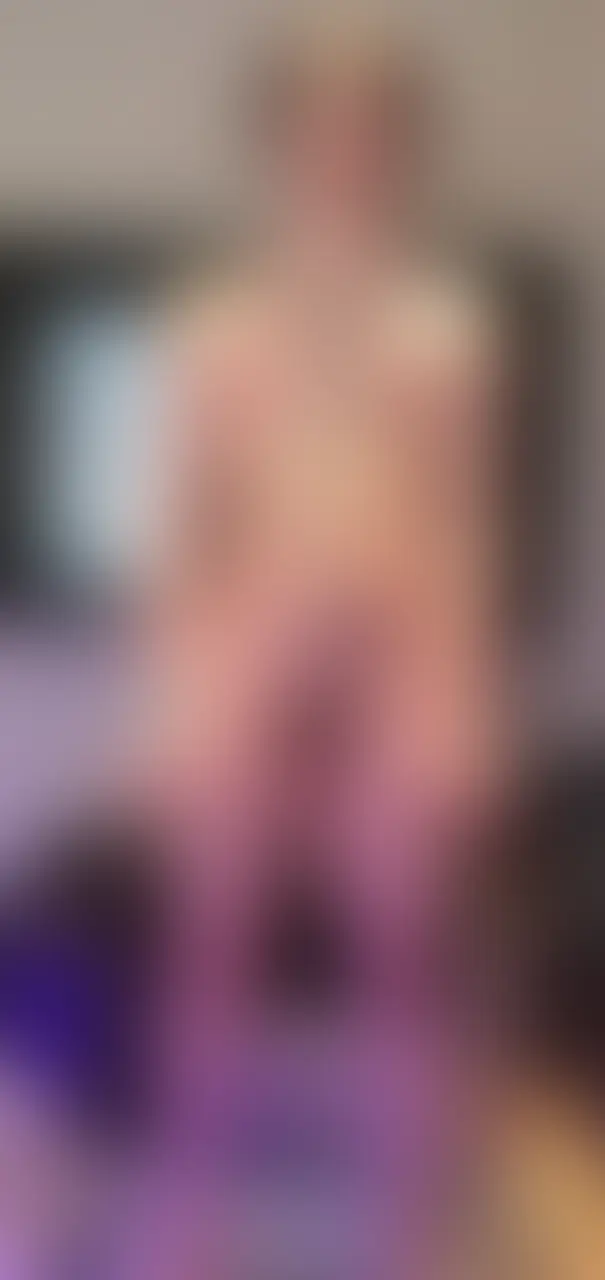 全裸で隈なくペンキを塗りたくる羞恥メッシープレイ..♡ (2/2)