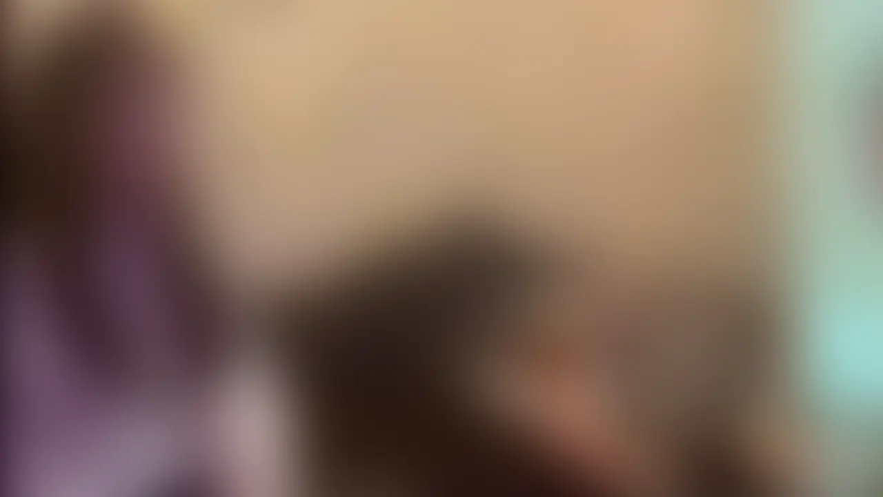 ＃４カラオケ。
暑いな～と言いながら服を脱ぎ始めると、「出そうとしてる～」と笑ってくれたので、これはイケると思いパンツになると、なんとパンツをめくってチ〇を覗いて来てノリノリ！

パンツまで脱いだら大喜びでフル勃〇したチ〇を見て最高のリアクションや「ギンギン！勃ってる！」などチ〇をモロに見ながらいろんな感想言ってくれてとてもいいCFNM動画になりました！

​かわいくてノリがいい子のリアルなリアクションと興味津々の様子をお楽しみください！ (2/2)