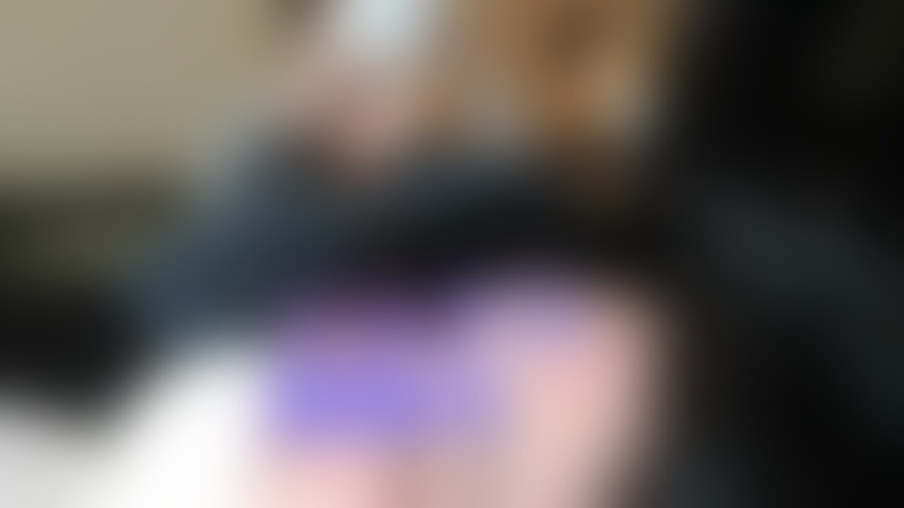 めいちゃんの顔面足置き台になった男 ソックス編
とっても似合っている制服で、匂いの染み込んでいる紺色ソックスを顔面に押し付けて匂いを擦り付けています。
食事しながらも絶えず両足は動き続け、顔面こねくりまわし、ほぼ
踏んでいる先みずに、映画と食事に夢中になっています。
足の裏に程よい刺激があって気持ち良い、顔面踏みつけも慣れてきたみたいです。
踏む方も踏まれる方も気持ちが良いシチュエーションです。 (2/2)
