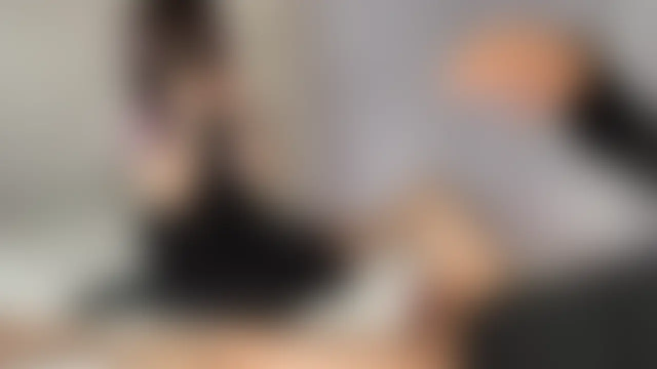ご好評を頂いている地雷系女子とのハメ撮り動画、今回はアナルでもOKと言う事で動画を取らせて頂きました
・きれいなリボンでツーサイドアップに結わいた彼女が丁寧なフェラ手コキ
・マスクをずり上げてフェラ。かえってやらしいです
・スカートをめくりパンツを下すとするするのおまんこ
・きれいなおまんこをぺろりと味見クンニ
・そのあと指入れ。カメラにもよく映っています
・いよいよ挿入。大股をおっぴろげての生ハメパコパコ
・アナルの準備。細い体に似合わぬデカケツの入口に指入れ拡張
・アナル本番。最初は痛かったようですけど段々慣れてきたようで最後は結構遠慮なしに突きまくります
・中出し。ごぼりと中出し精子がアナルから出てきました...
動画33分
モデル:にゃん子さん https://x.com/kuroneko_085 (2/2)