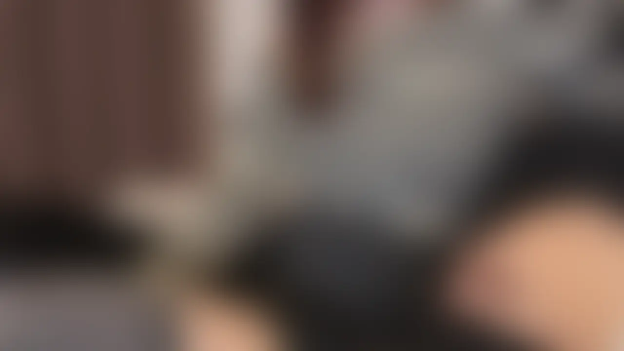 今日は私たちの日常えっち動画をお届け!!♡
私が着ていた私服がどうしても気になる様子で、その会話から始まるんだけど…
私はオフショルのボーダー服と黒いスカートだったんだけど、
それで彼がむらむらし始めて……ᴗ ᴗ♡
まさかの足で踏んでほしいって言いだした……!!
ほんとにはまっちゃってるじゃん!!かわいい( ᴖ ᴖ )♡
彼とお話ししながらゆっくり足で踏んであげてるシーンは主観なんだけど、
彼が普段話してるトーンと一緒だったから、ほんとに興奮してるんだなーって見返して思ったりして……💭
足で踏んであげた後お尻でも踏んであげた!♡
彼がされたいことをしてあげるのは楽しくて、私もノリノリで踏んであげちゃいました(՞っ _՞)♡
エアリズムの下着で踏まれるのめっちゃ気持ちいいらしいよ笑
興味ある人はやってみて…
そのあとはソファーでえっちしちゃいました♡
騎乗位えっちしてるとき、彼が私を持ち上げて動かしてるのすごくえっちだったなあ…………
そのまま中で果てちゃってました😿♡
私の私服にも踏まれているときもずーーっときもちい、やばいってリアクションくれる彼がとってもかわいかったです…… (2/2)