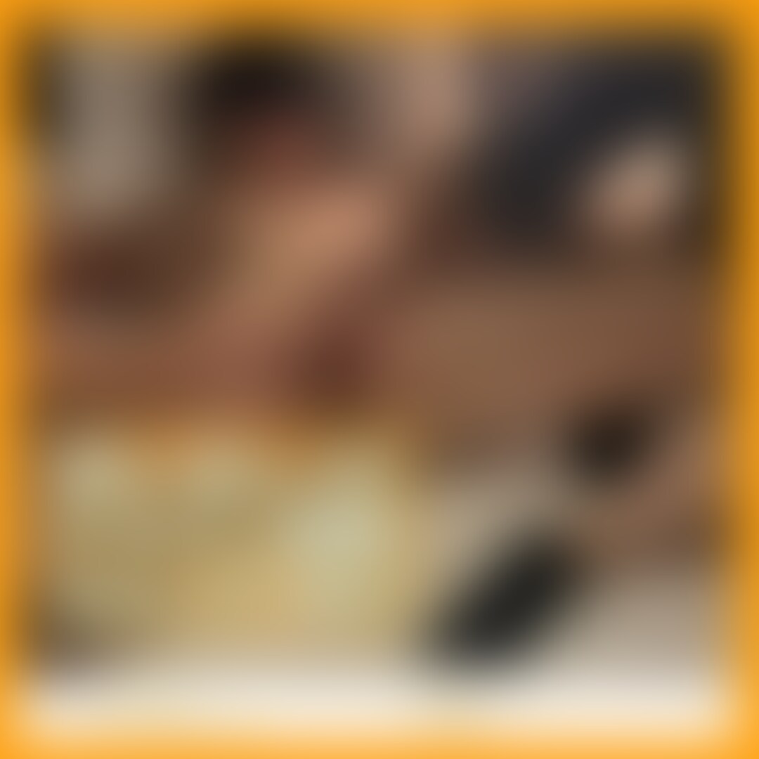 目隠し+顔出し版→ https://myfans.jp/posts/c4dd0fb1-0a13-4f1f-b046-83287531fac0
【動画紹介】
※こちらは過去動画の再掲になります
マゾメスかなちゃんと3Pセックス。以前から親交のある裏アカのお○○○さんと協力してたっぷり1日虐めてきました。
初対面の男性に対して緊張しまくってるマゾメスちゃんを和らげるためにマッサージから念入りに、徐々にほぐしつつ性感帯の刺激や○○○めを交えていくと発情スイッチが入っていきます。息が荒くなってても構わず目隠し+焦らし責めを繰り返すと、ものの数分で腰ヘコしながら愛液を垂らす雑魚マゾに変貌してくれました。マゾメスはオスに○○○されるの大好きなので、押さえ込まれた瞬間から一気に発情が増してるのが可愛いです。
貸し出し+3Pというコンセプトなので、この日は私ではなくお○○○さんの刺激でたくさんイキ狂って貰いました。クリ責め→膣内責めという流れであっという間にイカされまくっているのはお○○○さんの丁寧な愛撫の効果もありますが、マゾメスちゃんのクソ雑魚っぷりも大きな要因ですね
勿論本番の交尾セックスも楽しんで貰ってます。お○○○さんは太さのあるデカチンなので、それを駆使してたっぷりかなちゃんを○○○して貰いました。デカチンの気持ち良さに完全に負けちゃった彼女は沢山イキ狂ってくれました。
今回はちょっとしたゲームをしていて『お○○○さんにイカされたら私のホテル代負担額が増加する』という遊びをしていました。しかしこの雑魚マゾはお○○○さんの指にもちんぽにも簡単に屈服してイキまくっていて情けない限りです。結局完全敗北させられちゃったのでタダマン差し出しちゃいましたね。無様な雑魚マゾにはこの後しっかりお仕置きしてあげました(╹◡╹)
時折お○○○さんにメスの○○○し方をレクチャーしつつ、3人共がたっぷり楽しめる時間を過ごさせていただき大満足の3Pでした。 (2/2)