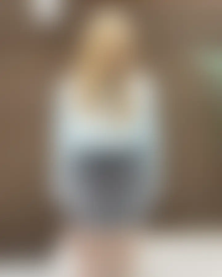 【ダイヤモンド会員様以上向け動画】🎥
長編動画だよ🤭
撮影会中にに野外でカメラマンさんのイタズラされました♡室内に戻りそれがエスカレート、モミモミ、ペロペロ、おっぱいや大切なアソコに💗
カメラマンさんのアソコで私のアソコをいじいじしていたらしたくなっちゃって、『いれて』とおねだりしちゃった🥰
カメラマンさんとついに…それにしてもカメラマンさん…早いよ…もう少し長くしたかったよ💦
私の狭いとよく言われます🥰 (2/2)