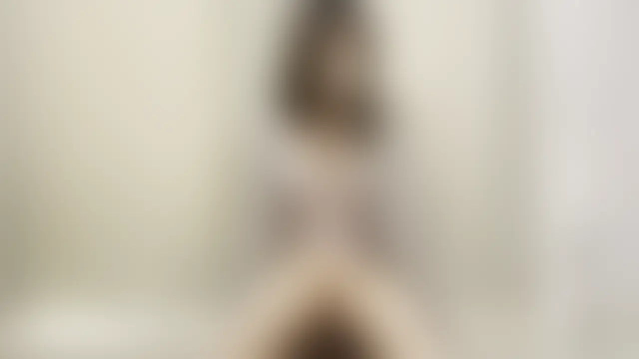 エッチな夢を見てしまい起きたらパンツにシミが…💦
ムラムラしていたのでそのままオナニー撮影しちゃいました😓
濡れすぎていてアナ◯の方までたくさん垂れていました😆
クリと中、両方でイッてしまったガチプライベートオナニーを
お楽しみください🩷 (2/2)