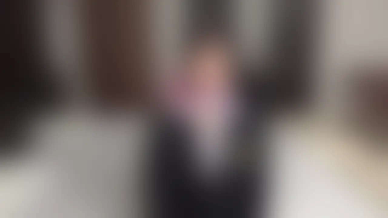 こちらは、全編ぼかしの入った動画です。 雰囲気をお楽しみください🥰
【匿名度A:オフレコ!】パン職人@荻窪/D乳人妻(32歳)/焼きたてパンの甘い薫りがする清楚系美人/熱々トロトロ舌使いのディープキス/ねっとり長~く絡みつく亀頭フェラ/垂れ流し大量よだれでちんぽコーティング/ストッキング伝い汁ダラダラ/脚ガクガク腰ヘコヘコで連続イキ/CA制服着衣のままバックでごっくん祭り!
制服着たままハメて💕
こんにちは、ど素人ポルノ@麗子です。
今回のAVごっこは、
荻窪にあるブーランジェリー🍞
でパン職人👩🍳としてお仕事されている
お友達のIちゃんのえち動画🔞です。
結婚👰♀️してからはすっかり大人しく
お仕事と家事を頑張っている
優等生奥さまな彼女💛
とはいえ、以前から友人の私としては
えっ、週末にクラブ🪩とかで
遊べなくなるよ?!
って結婚前に忠告したくらい
楽しいこととエッチなことが大好き💗
な男性依存症のIちゃん
そんなIちゃんには今回、
女子会でよく話題にのぼる
CAの制服✈️って憧れたよね✨
っていう、ほとんどの女性が1度は思ったことのある
願望を体験してもらいました。
AVでもよく見る企画なので
とある商品をパクってます🙊
AV会社の皆さん、ごめんなさい🙏
清楚な顔立ちで真面目そうなIちゃんですが、
キス💋でエロスイッチが入ってしまうと乳首を摘まれただけでイッてしまう敏感体質なんです。
オマ●コに電マを押し付けられて「イクイク…」とうめきながら大量にお漏らし絶頂💦
陰茎を挿入した瞬間にアクメするなど、エクスタシーが止まりません🥰
ピストンされればハメ潮💦をまき散らしてベッドをびしょびしょに濡らし、
まさに全身全霊でセックスを味わう彼女💗
とどめに精液💦を口でしっかり受け止めごっくんしてくれました💯 (2/2)