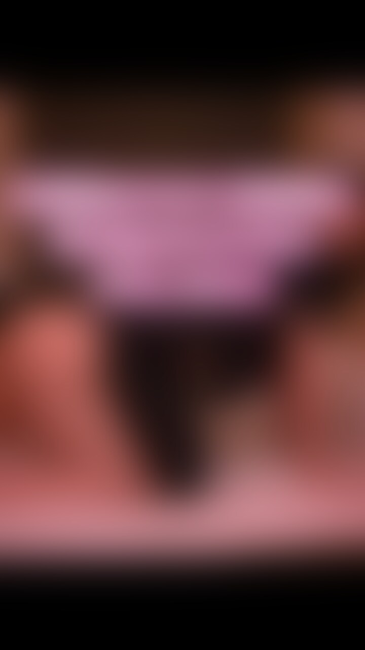 【元職場のデカチン同僚君に呼び出されてラブホで中だしSEX③】
デカチンの同僚君に呼び出されラブホに直行🏩
(※ラブホ入室後に即ハメ撮りがはじまったので、ラブホ内で流れてたBGMを後から調整したので声が聞きとりづらくなってます。ご了承ください🙏🏼)
裏垢がバレてから、同僚君にまた呼び出されました💦
退職してからもしつこくせがまれて、またハメ撮りすることに…
ラブホ入室後、すぐやりたかったのか同僚君は早々に服を脱ぎはじめて全裸に。
まだ同僚君とのSEXに抵抗ある私とは対象的な同僚君のアソコは最初からギンギン
おしりにオイルのようなもの塗りたくりながら、おしりの穴に指をズボズボ…
恥ずかしいから手を止めようとしても止められず身体を弄ばれました
この後もコスプレさせられたり、
同僚君の性玩具のように扱われ……
まだまだ続く(今回の動画は長いので分割しながらUPしていきます♡) (2/2)
