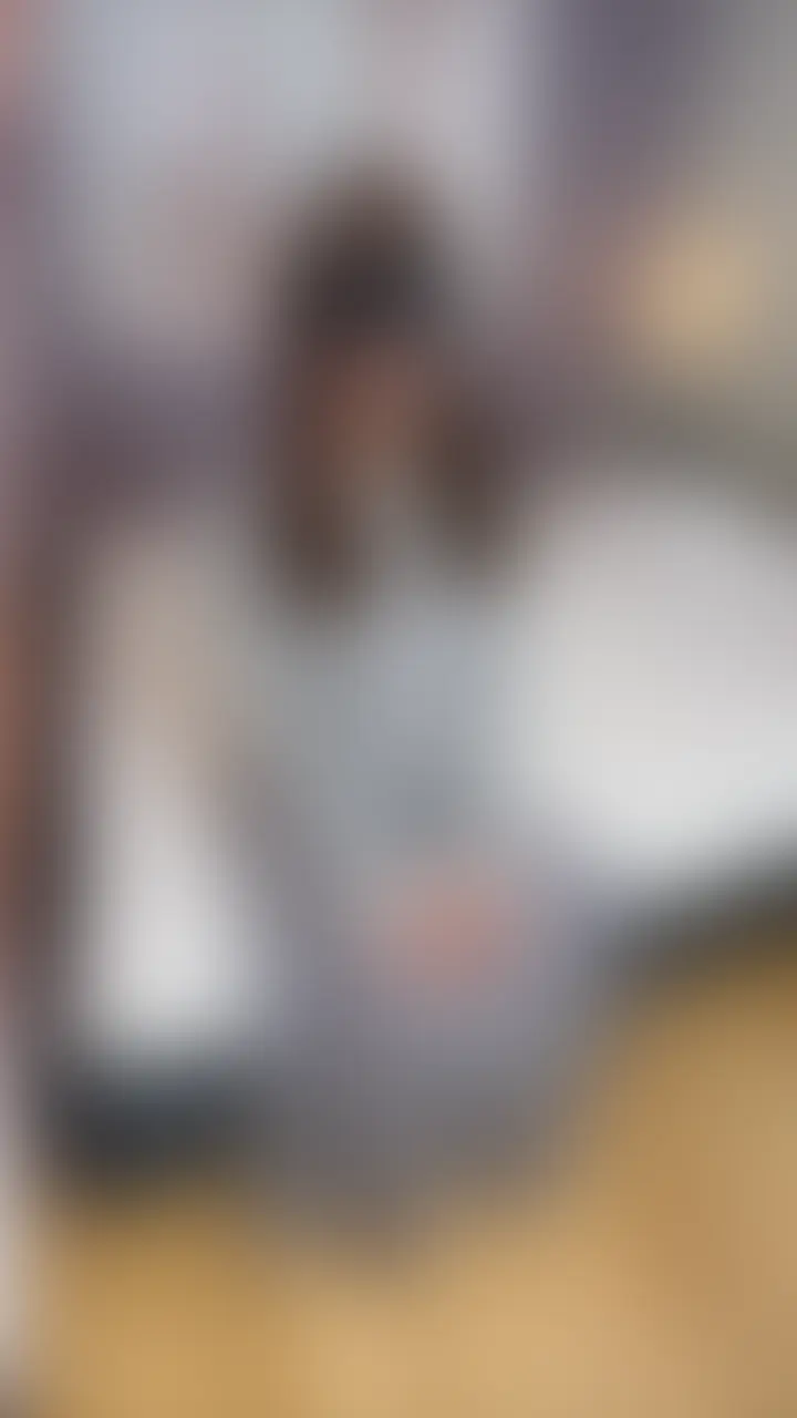 【縦動画】M男の臭いちんこが好きというひな様に即尺していただきました。
臭いおちんちんを咥えてもらうと、
ひな様の生暖かい唾液がいっぱい溢れ出てきました。
唾液が気持ち良過ぎてすぐにイキそうになってます。
フェラしてる方が唾液がいっぱい出る♡との事だったので、
異例のフェラしながらの唾液採取をしてもらっちゃいました♡
最後は手コキフェラでひな様のお口に大量射精♡
と思いきや、、
最後にひな様が本性発揮しました。
大量に口内射精して精液を、飲まされましたW (2/2)