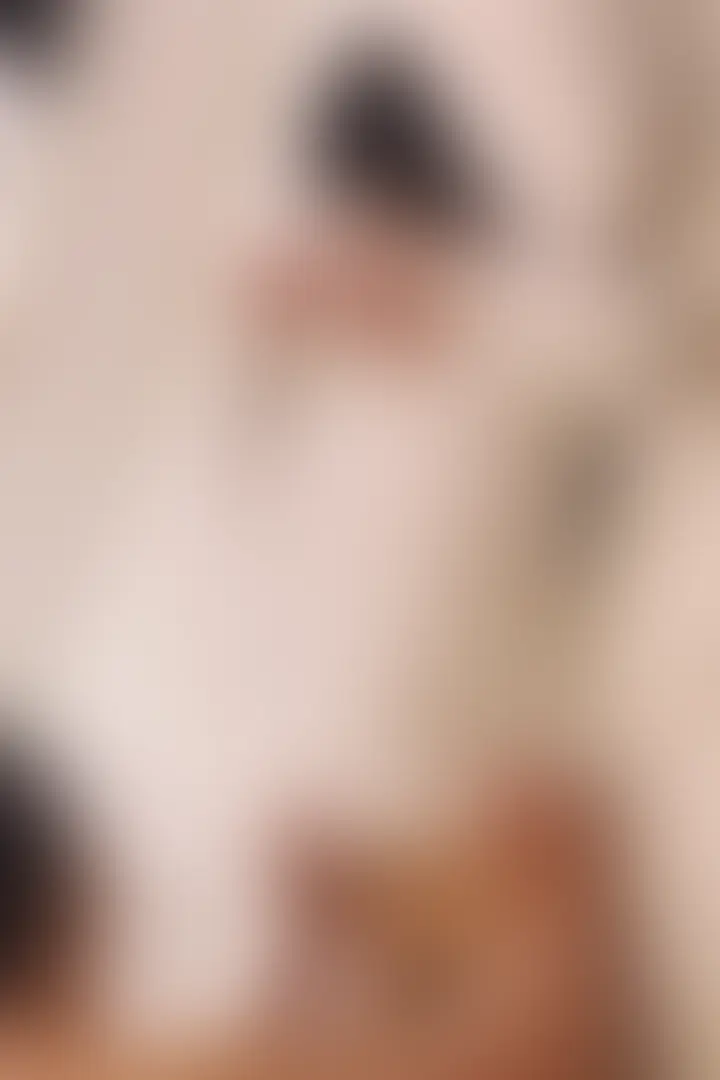 【プラチナ会員様以上向け動画】🎥

撮影会にて仲良しカメラマンさんと🤭

撮影会というより何となくキスをしたら
そんな雰囲気になってしまって💦

恋人みたいに始まってしまった記録です♡
ベットに移動して座位でいちゃいちゃ…
カメラマンさんのアソコが大きくなってきて…
私のアソコも濡れ濡れだったので
スルッと入ってしまいました💕
しかも生で🤭

フェラして欲しいと言われたので
洗わずにそのままフェラしてあげました♡
わたし、意外と尽くすタイプなんです💕

今度は攻守交代♡
そのまベットでオッパイ舐めクンニしてもらいました
舌使いにメロメロ😍
何回逝ったかなぁ💦
凄く気持ちよかったです💕

そしてそのまま…挿入…
実は、録画が切れてきて映っていませんでした🤭 (2/2)