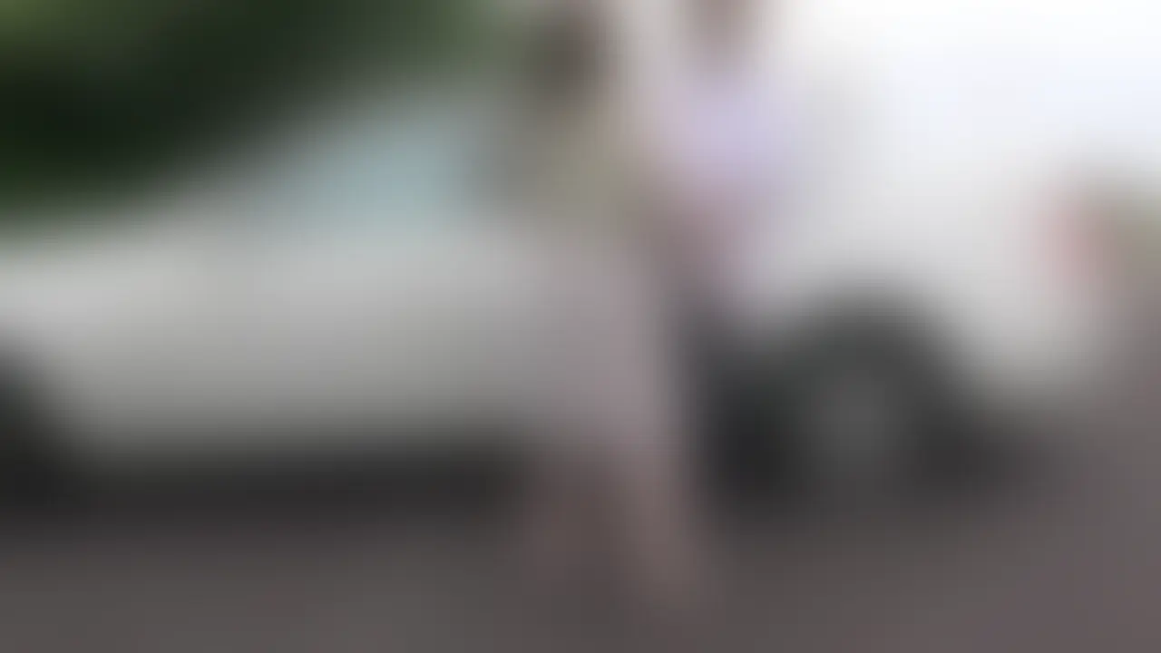 同じ町内の奥さんを誘ってみた
町内会の会合でエロかった奥さんを誘ってみたら
すんなりOK
話をするうちに、外でエッチがしてみたいと言う事で
空き地で車を利用して車外と車内でハメてみた
空き地でエッチをしたのちホテルへ直行
エッチが好きなのに旦那さんは全然してくれないとの事
シャワー中にハメてベットでも色んな体位をして中出し
しばらくして、今度は手コキで発射させられる! (2/2)