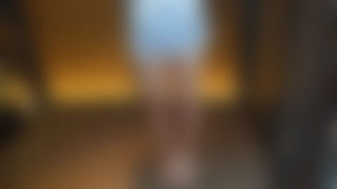 超神くびれにバキバキの腹筋を持つ陸上系の綺麗な子と、
今回はコスプレのまま密会してきた。

ライトの下で見ると、
くびれの影と腹筋の浮き方がまるで彫刻みたいで、
身体のラインを追うだけで呼吸が整わなくなるような迫力があった。

最初は明るく話していたのに、
コスチュームの肩に指を触れた瞬間に
ふっと空気が変わって、
表情の奥に潜んでいた色気が一気に顔を出す。
あの変わり方はずるい。

距離を詰めるほどに
彼女の呼吸が深くなっていって、
目線も声音もこちらを誘うように揺れていく。
強い身体を持つ子が見せる、
あの無防備な瞬間ってどうしてあんなに刺さるんだろう。

帰る前、
コスプレのを外しながら
静かに見上げてきた横顔が強すぎて、
その場の空気がしばらく動かなかった。
あの沈黙だけで、また会う理由になる。 (2/2)