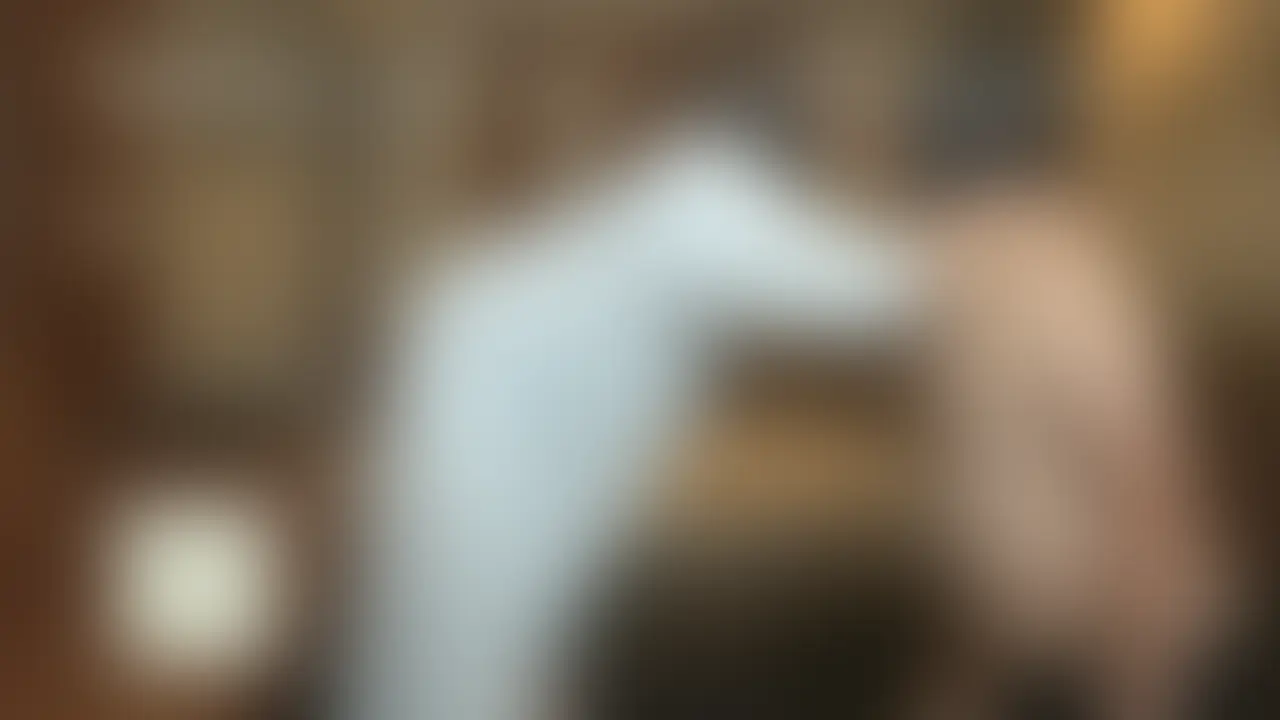【M男性必見】身動き取れずに見せつけられる、大好きな子の性行為②【あすか様の調教部屋】
―「あすか様の調教部屋」シリーズ第5作目―
本作は過去に当レーベルでリリースされた人気作を、あすか様主演で再構築したリメイク版です。
視点は終始“あなた目線”。
あなたは椅子に拘束されたまま、ただ見せつけられる存在です。
あすか様に密かに想いを寄せていたあなた。
意を決して想いを伝えたものの、あえなく玉砕――。
ショックから強い酒を飲み、気づけばラブホテルの一室。
椅子に固定されたあなたの前に現れたあすか様が告げたのは、
「気持ちには応えられないけど、オカズくらいにはなってあげる」という非情な宣告でした。
目の前で繰り広げられる、あすか様とM奴隷との性行為。
濃密なキス、乳首責め、フェラ、そして見せつけるように舐めさせる胸とあそこ――
逃げ場のない視界に映るのは、あなたの“好きな人”が他の男を貪る姿。
胸が締めつけられる一方、股間は裏腹に鬱勃起。
やがて片手だけが解放され、自慰の許可が。
見たくない。けれど興奮してしまう。
視線の先で繰り返される、バック、座位、騎乗位、正常位……
快楽に何度も絶頂を迎えるあすか様。
最後に彼女があなたに手渡す“プレゼント”とは――?
視覚支配と感情翻弄、そして“無力感”の快楽を描いた、
【完全一人称視点】見せつけ調教作品。
本作のリメイク元の作品はこちらです。
【M男性必見】身動き取れずに見せつけられる、大好きな子の性行為 すずさん
https://onl.bz/t2i6BEh (2/2)