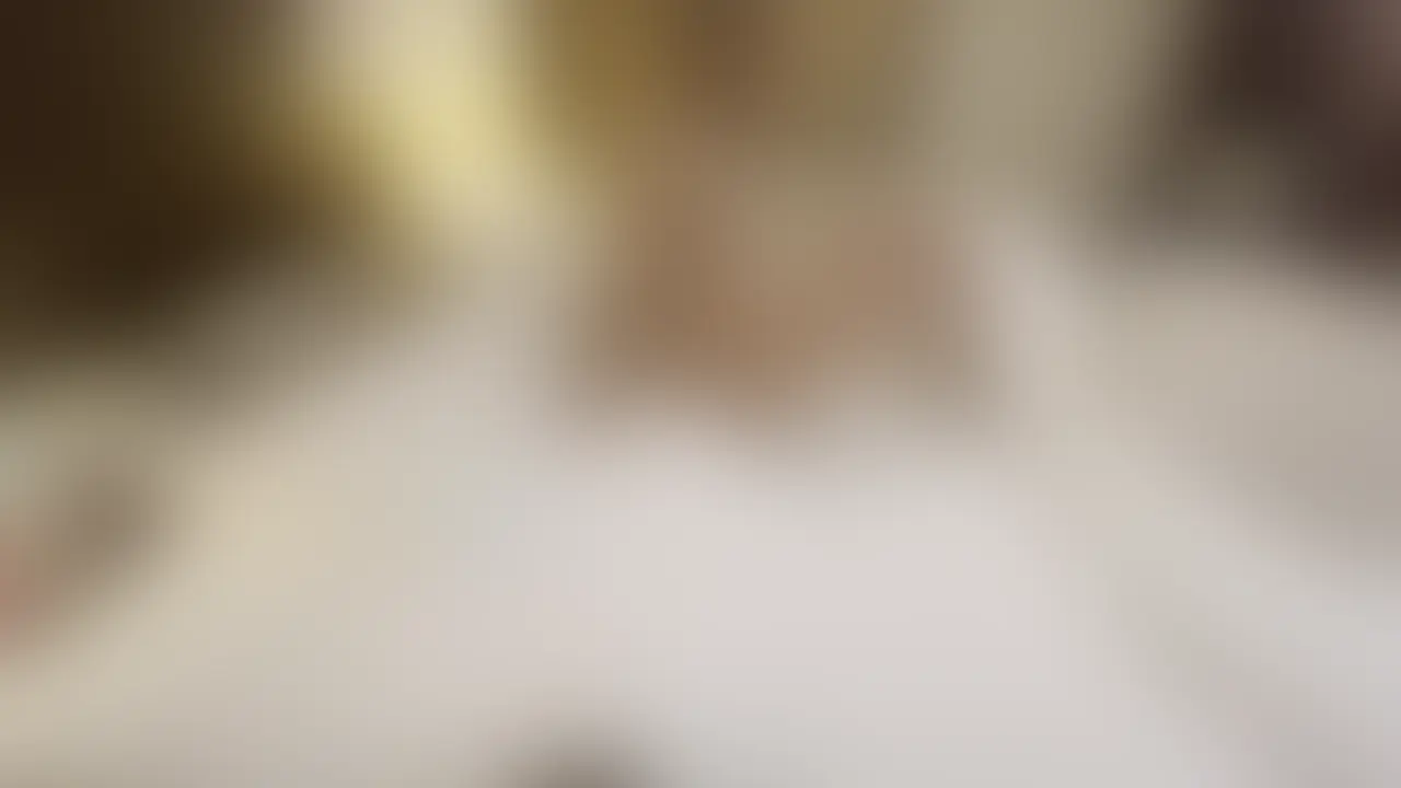 セックス大好き美女の身体を思う存分堪能（本編、顔出しあり）
 
 19/タトゥー多数/セフレ多数/セックスもちんぽも大好きドM/パイパン/Ecup
 前回の動画の女の子です

ーーーーーーーーーーーーーーーーーーーーーーーーーーー
 いつも動画をおかずにしてます！
 と連絡くれたスレンダー巨入の女の子。
 セフレも各地におり、経験豊富だけどイッたことがないのでしてほしいとのこと。
 ドМらしいのでいっぱいいじめるつもりで向かいました！
 
 会った瞬間にまずそのおっぱいのボリュームに驚きました。体は細いのにはち切れそなおっぱいの主張に最高に興奮しました。
 脱がしたらもっとすごく、あまりの柔らかさに揉む手が止まりませんでした。
 次に驚いたのがタトゥー。脱がす前から胸元から見えていたものだけではなく、背中にすごく大きないかついのがあってちょっとびびりました。笑
 ーーーーーーーーーーーーーーーーーーーーーーーーーーー
下着を脱がしたらすでにおまんこがとろっとろになっていたのでぶっといばいぶをぶち込んであげました。
振動を強くしてGスポットに当てるようにぐりぐりすると、
「お゛、お゛お゛、お゛、イグ、、、」って下品なオホ声を出しながら腰をビクビクさせて一瞬でイっちゃってました。

その時点で完全に欲しそうなメスのめをしていたので、その準備万端な肉便器にちんぽを入れてやることにしました。

正常位、騎乗位、バックといろんな体位をしましたが、特にバックが一段と興奮しました。背中にある大きなタトゥー見ながら思いっきり突いて目の前の雑魚まんこをイキ狂わせるのは最高でした。

やっぱり喘ぎ声は下品なオホ声ですごくちんぽに来ました。

男を喜ばせるために生まれてきたような最高の肉便器ちゃんでした！ (2/2)