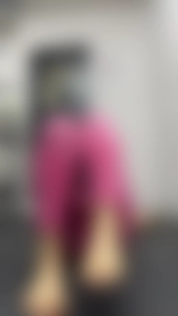 【チラ見せ有】175cm×ピンクウェアで誘惑ストレッチ🩷
ゴールドの旦那様、お待たせ✨
ピンクのウェアにムチムチの肉体を詰め込んで、じっくりストレッチしたよ🧘♀️
175cmの長い脚と、ウェアから溢れそうな質感を堪能してね。
実は動画の最後、数秒だけ「全裸」の私が映り込んでるかも…🤫
完全版の全裸ストレッチは後日、プラチナプラン限定で解禁予定!
まずはこれでたっぷり予習して、お姉さんを待っててね💋 (2/2)