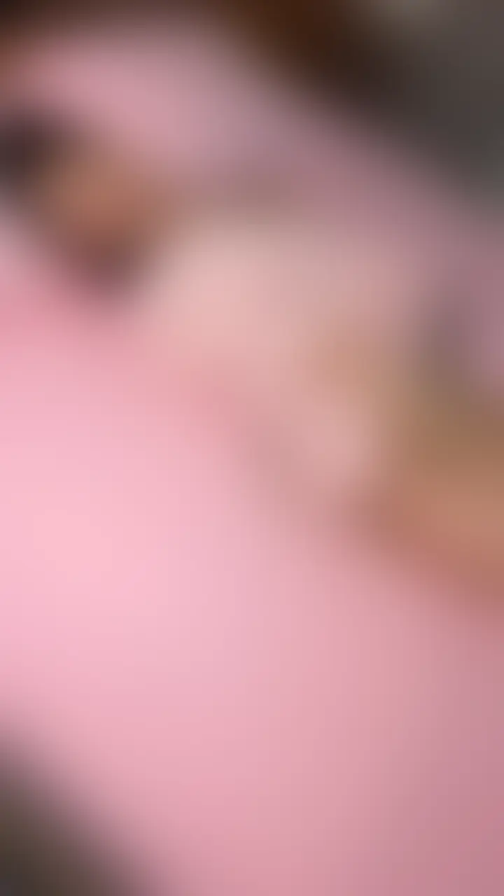 Vlog的なプライベートH動画です。
オナニーするとこ見てもらいながら
乳首つねってもらって電マでイッちゃった♡
暗がりでデカチンをフェラしてたっぷり大きくなってから挿入!
膣奥までガンガン突いてもらってイキまくりましたw
私の日常のSEXルーティンの動画見せちゃいます。
普段こんな感じです♡
ヌイてくれたら嬉しいです! (2/2)
