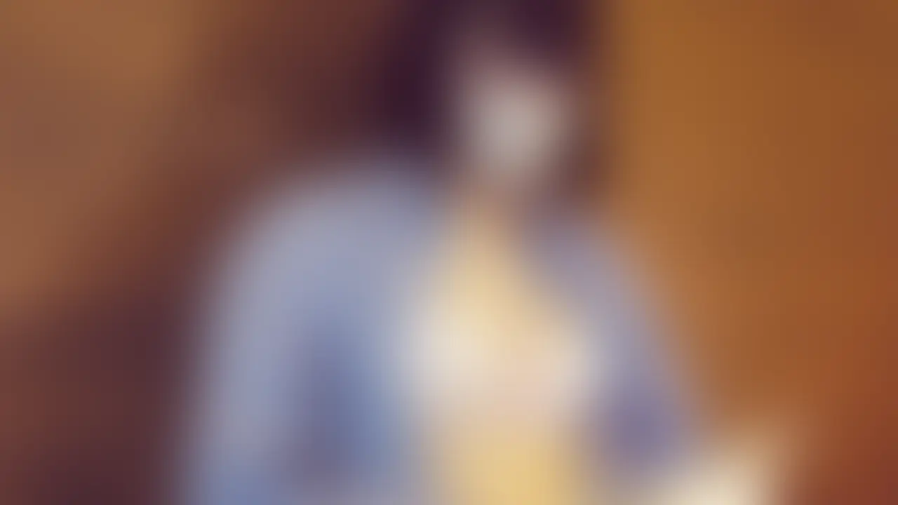 [risa 妄想#012] ノートを閉じたあと、こぼれる秘密。


なんとなく目に留まった女性がいた。
もちろん、話しかけることなんてできない。
名前も知らない。でも、こうして勝手に想像してしまう——
『もしも、あの子があんな姿を見せてくれたら』って。
これは、“ある中年男の妄想”です。


risa は、編集プロダクションで働く26歳のライター。
取材では冷静で、言葉を慎重に選ぶ“聞き上手”。
けれど、原稿を書き終えた帰り道——
彼女には、誰にも言えない癖がある。
お気に入りのカフェの隅で、
人の目を気にしながらボタンをひとつ外す。
心臓の鼓動とともに、彼女の中の何かが静かに目を覚ます。


…もしかして今、あのビルで、ひとりで淫らなことをしてるのかもしれない。


胸元のボタンをそっと緩めて、深呼吸をひとつ。

——仕事の顔を外したとき、自分が誰なのかを確かめたくなる。

テーブルに肘をついた拍子に、シャツの隙間からこぼれる素肌。
それは、彼女自身すら気づかない“無防備な誘惑”。
見られることを意識するたび、
risaの中で、書き手と女の境界がまたひとつ溶けていく。 (2/2)