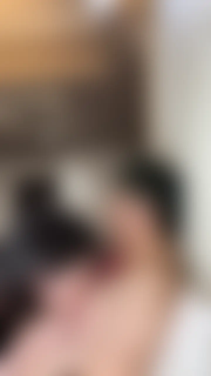 普段はおとなしくて清楚な雰囲気のゆずきちゃん。
でも、ひとたびスイッチが入ると驚きの変貌を遂げます!
お顔を至近距離で情熱的に潤していく姿は、まさに別人。
普段の優しさからは想像もつかないような、エネルギー溢れる表情で攻め立ててくるその姿に、ドキドキが止まりません。
たっぷりとした潤いのヴェールでお顔を包み込んで興奮させたあとは、彼女の得意なハンドテクニックが炸裂。
相手をすっかり翻弄したあとに見せる、自信たっぷりの不敵な笑みに、思わずゾクッとしてしまうはず。 (2/2)