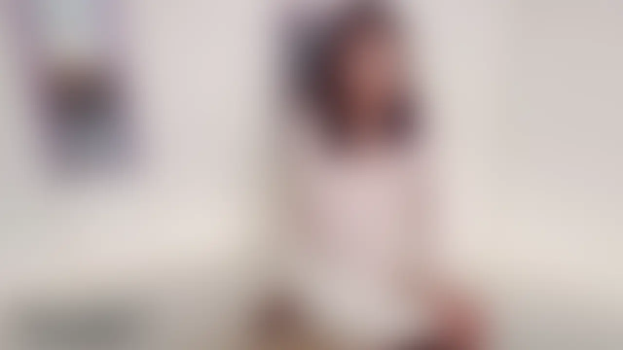 妻に人生初の足コキと窓際生ハメ!
新しいバイブを妻に試して連続絶頂させてみたり、
窓際で立ちバックセックスしてみました。
妻は人生初の窓際セックスでしたが、恥ずかしがる余裕も与えず突きまくってやりました😄
窓際SEXのあとは、ベッドで電マ責めしてまたまた連続絶頂。
その後は正常位でも即イキする妻に中出し。 (2/2)
