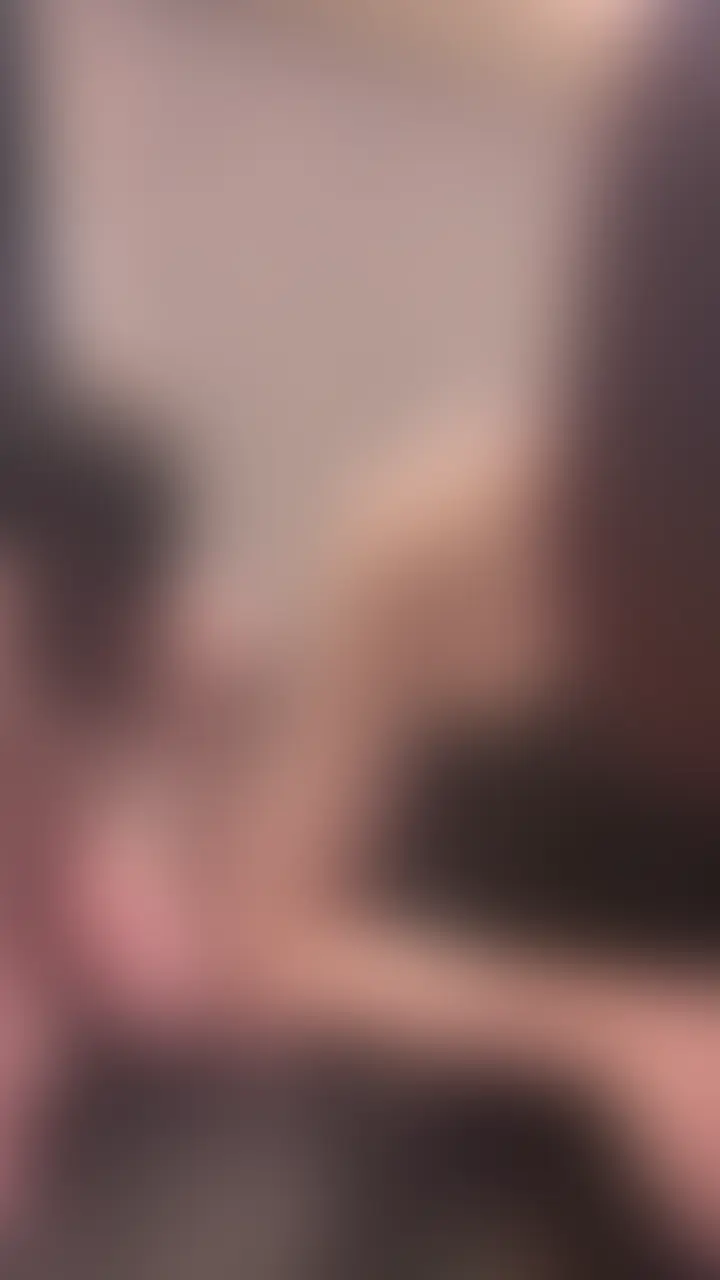サキュバス姿のMiyu様がM男を犬扱いして躾をしちゃうよ〜🐶 まずは蒸れたスケスケソックスで沢山踏みつけて遊んであげるのっ♡
そのあと蒸れたソックスの匂いをかがせたら足のお掃除させようとするんだけどその前にソックスごとお掃除してもらうのぉぉ〜🥺︎🫣🫣
この焦らしがM男からしたら堪んないねっって💕︎
そんな簡単には舐めさせてあげないよって沢山焦らしを加えてから掃除させるのが遊んであげてるmiyu様からしたら楽しくて仕方がない🤣
ちゃんとソックス越しの足のお掃除ができたら最後に待ちに待ったmiyu様の御御足のお掃除が待ってるよっ🌸 (2/2)