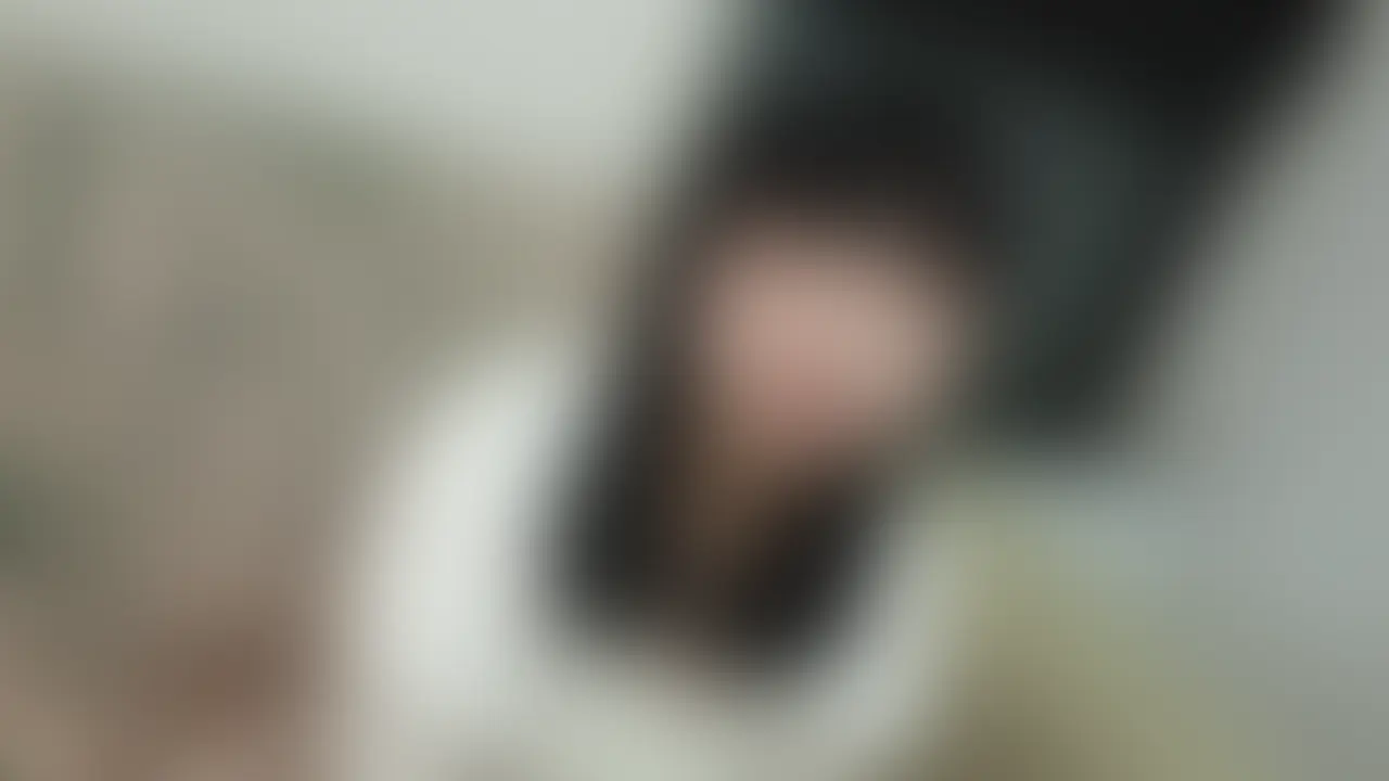 【本編顔出し】
体重40キロ無い彼氏持ち美少女のキツキツおま○こにデカちんねじ込んできました。
推し活で地方を飛び回ってる美少女。
その先でアプリをやって男を捕まえて宿代わりにしてるらしい。そのお礼に中出しセックスをするとか。彼氏とはそんなにえっちをしないらしくかなりキツめの膣でした、、
前戯とおもちゃでしっかりほぐしながら穴を広げゆっくりと最深部へ。入り口からミシミシとねじ込まれてる時の表情が何とも言えない。悪いことしてる気分でした。既に中出し解禁は流石に興奮です。普段あまり絡むことのない系統の子でしたがとても可愛いらしい表情が刺さる刺さる。 (2/2)