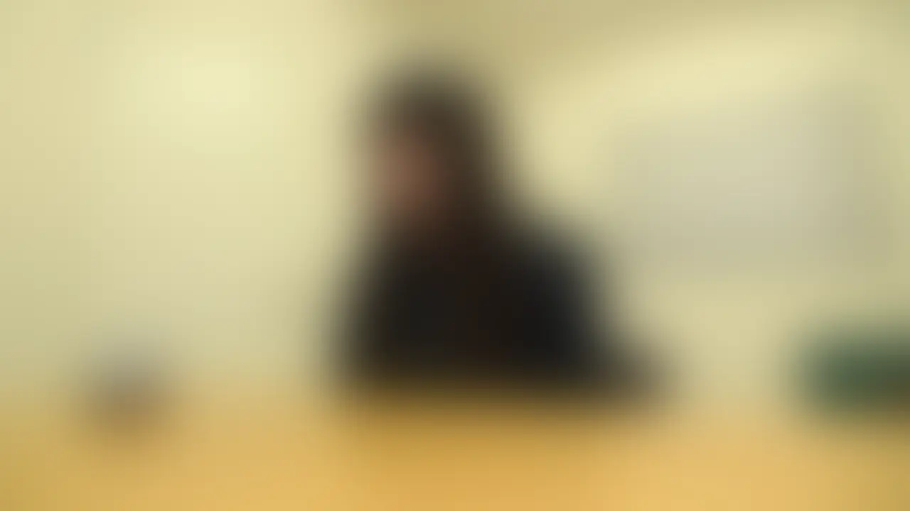 ロングヘアが素敵なMADOKAさん（仮名）。ディルドで擬似フェラさせて、全身チェックと称して彼女の性感帯を軽く触っていくと、拒むことなく下着姿に。
で、剛毛なアソコを検査すると既にグチョ濡れ。手マンや電マでイキイキまくり。フェラも美味しそうにジュルッポ。挿入は彼女の大好物の立ちバックから騎乗位、正常位。上半身に大量発射しちゃいました！ (2/2)