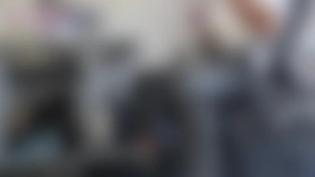 【vlue】
昼下がりのオフィス。
時間をずらして昼休憩で休憩部屋にやってきた彼は、コンビニのカップラーメンを手に席に戻ってきました。
湯気を立てながら、ずるずると音を立てて麺をすする無防備な姿――それを見ていたら、なぜかスイッチが入ってしまいました。

「ヌく？」と声をかけると、「え？え？」と戸惑いながらもまんざらでもなさそうな様子。
でも、カップラーメンをほったらかすと伸びちゃうので、そのまま食べさせながら、私は椅子の前に跪いて、不倫相手のズボンに手をかけました。
戸惑う不倫相手の視線をよそに、私は躊躇なくファスナーを下ろし、そのままちんぽを口いっぱいに頬張りました。
カップラーメンをすすりながらフェラされるという、あまりに現実離れしたシチュエーションに、彼はすぐに腰を浮かせ始めました。

すすられる音と、しゃぶられる音が混ざり合う異様な空間。
湯気と吐息が入り混じっています。
私は手を使わず、口と喉だけで早く精子を出させることに集中します。
麺を食べ終える前に果てさせてやろう――そんな意地も混ざって、私はさらに深く咥え込み、舌先で亀頭を丁寧に転がします。
頬の裏側に亀頭を押し当て、飴玉のように浮き上がります。
そして我慢できなくなった不倫相手は、口の奥に熱い精子を大量放出しました。

私は一滴もこぼさず、そのまま全部受け止め、すべて搾り取ったあとに手のひらに吐き出しました。
不倫相手は、精子を出しながら、ラーメンをすすっていましたｗ

非現実なのに、なぜかリアル。
この“アンバランスなエロ”が、たまらなく癖になる動画です。
仕事中、カップラーメンを食べながら射精させられるという倒錯的なシチュエーションを、ぜひその目で確かめてください。 (2/2)