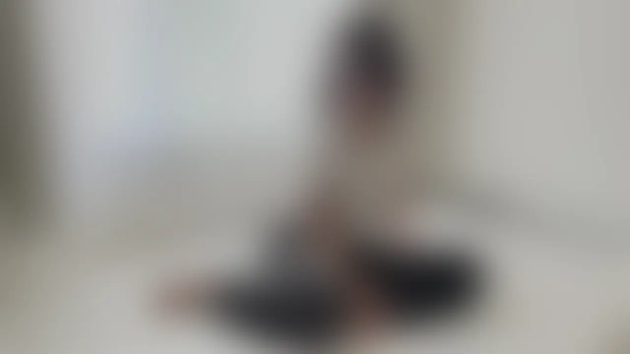 【目隠し】彼氏持ち女子大生とイチャラブSEX

彼氏にバレないように、こっそり昼間に遊びに来た女子大生。

いつもは落ち着いた雰囲気で、キャンパスでは絶対にそんなことしなさそうなタイプなのに、
玄関を開けて「こんにちは」って入ってくる時の少し照れた笑顔がもう可愛かった。

お互いなんとなく気持ちが高まって、気づいたら自然と距離が近くなってて、
彼女も最初は「こんなことしたらダメだよね」って言いながらも、
結局は素直に甘えてきてくれる感じがたまらなかった。

そういう“いけない関係”だからこそ、ひとつひとつの仕草とか声とかが余計にリアルで最高でした。

前戯から甘々な声をずっと漏らしちゃってて、本当に彼氏いるのか不安になるくらいイチャイチャを求めてきてエロすぎました。

そして、いざちんこを挿れてピストンしたら”きもちい♡”って可愛い声で連呼しちゃってました。

１回じゃこんな可愛い子抱き足りなかったので、安定の２回戦をして、ちゃんと中出しもしときました。
彼氏持ちの子に中出しっていう寝取り感がよかったです。

彼氏持ち女子大生との“昼の密会”。
なんてことない日常の中にある、ちょっとした背徳の瞬間を詰め込みました。
ぜひ、その空気感ごと感じてみてください。 (2/2)