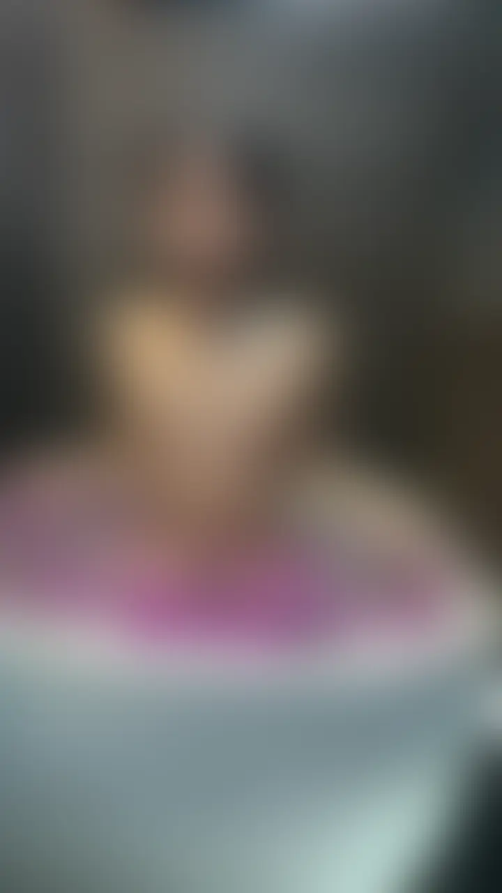 お疲れ様です、ももかです。
今日の動画は、宿泊したホテルの露天風呂でのひとときです。
開放感のある場所で、夜風を肌に感じながら、ただ静かにお湯を楽しんでいるだけの動画。
普段みたいに激しくイキ乱れる姿ではなく、お湯に濡れて艶っぽくなった素肌をじっくり見てもらうための時間です。
でも、外の空気に触れて敏感になった肌を自分で洗っていると、どうしても変な気持ちになってしまって。
私が最後まで、この静かな時間を守り通せたのか。
それとも、この開放感に負けて何かをしてしまったのか。
答えは、最後まで見て、あなたの目で確かめてください。
OLが一人、露天風呂で自制心と戦っている無防備な姿。
誰かの視線に晒されているような感覚で、ずっとドキドキしていました。
#28歳 #事務職OL #裏垢 #ホテル #露天風呂 #入浴 #シャワー #素肌 #自制心 #焦らし #無防備 #美肌 #フル動画 #myfans限定 #独占公開
#オナニー #潮吹き (2/2)