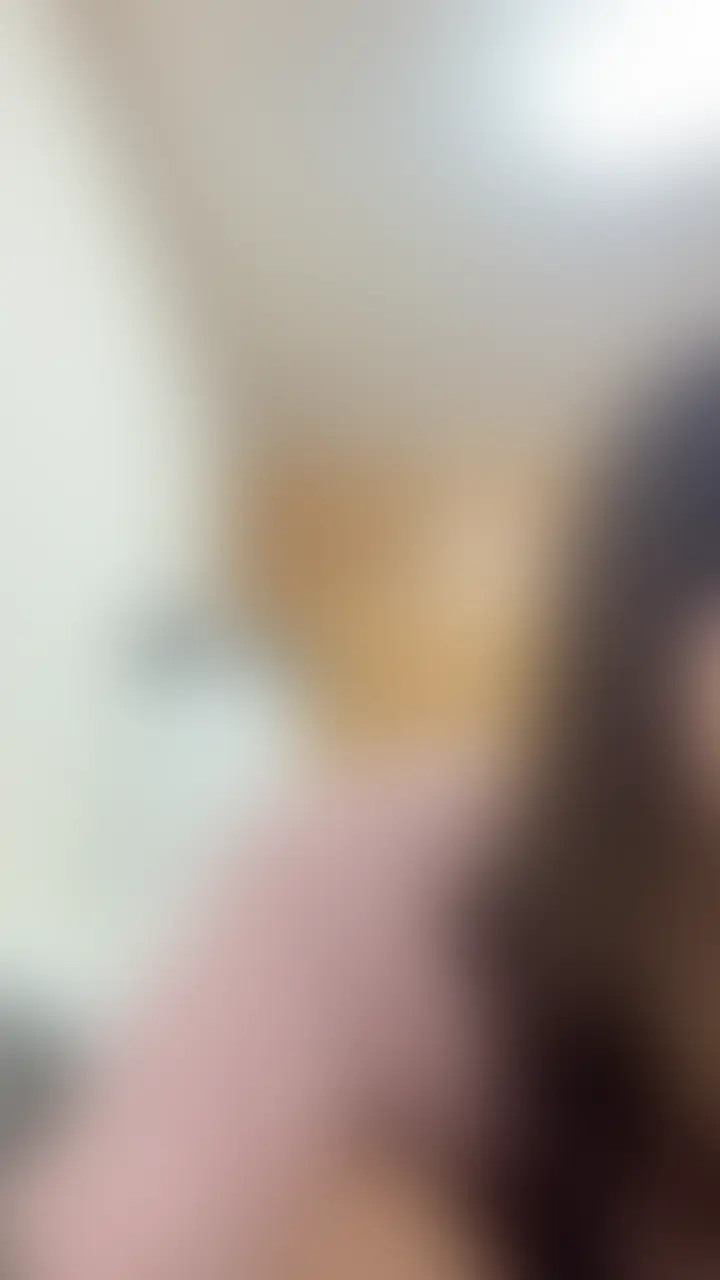 【60分超大作・完全ノーカット】
制服女子大生の生着替えからバニーコスで淫乱誘惑まで清楚な制服姿の女子大生が、あなただけのために60分間たっぷり生着替え&コスプレプレイをお届けします。最初は恥ずかしそうに制服のボタンを一つずつ外し、ブラウスをゆっくり脱いでいく…
白いブラとパンツが露わになる瞬間、胸の谷間、柔らかい太ももを惜しげもなく晒しながら、
そのまま黒光りする超エロバニーコスに着替え。
網タイツをゆっくり履き上げ、
可愛い耳と尻尾を付けた瞬間にスイッチが入ったように淫らな表情に変わります。
見どころ満載の60分リアルタイム生着替え(制服→下着→バニーコス)
至近距離で捉えた身体の細部と恥じらいの息遣い
バニー姿で
最後までカメラ目線であなたを誘惑する濃厚60分
再生時間:60分 (2/2)