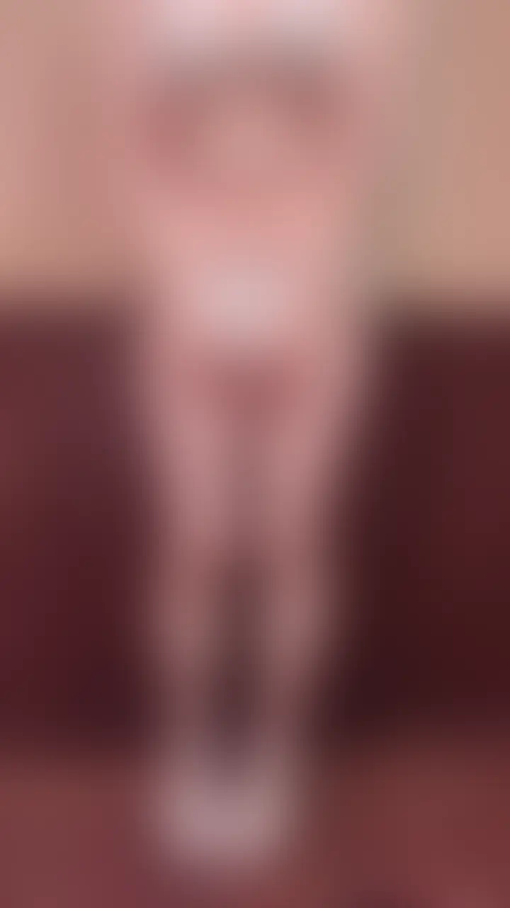 【グラビア撮影中におもらし〜ホテル撮影ver〜】
お決まりの(?)撮影中にト◯レに行きたいと言ったのに行かせてもらえず
更に我慢中にはキツイ体勢で撮影を継続させられてしまうグラビアアイドルおももの新作です👙
しばらく水着が続きますがもう少しお付き合いくださいませ🙏
自宅のお風呂場だと狭すぎてどう頑張っても全身を写せないため久々にホテルに行きました!
モデルさんっぽく?撮影用にヒールのある靴も買いました👠
水着も白を着てみたくて新しく買い足しました🤍
予想以上に色が変わってしまい水着も可哀想なことになってます(動画の一番最後に分かりやすく載せました)恥
転職活動だったり仕事の都合でホテル撮影にずっと行かれず半年振りくらいだったのですが
この日は仕事後に宿泊で利用したらなんと爆睡してしまい(尿意が溜まるまで仮眠のつもりだったのですが涙)
この1作品しか撮れず勿体ないことをしてしまい反省😭
そして一晩溜めて限界だった割に、あんまり出なかった謎💦
でもでも水着と靴が可愛いかなと個人的にはお気に入りのコーデです✨
あとクビレは何とか出来たような感じなのですが
下腹はムニムニしてるし水着にお腹のお肉乗っちゃってるので痩せたは痩せたけど全然痩せ型ではないです笑
そして昨年よりノロノロな更新だしカメラ1台でしか撮れていなかったり色々と申し訳ありません😣
せめて衣装とかは色々新しい物を買ったり今出来ることをしたいと思っています🙇♀️
いつも応援本当にありがとうございます!!!おももだちの皆さまの優しさに心から感謝😭
2025年8月11日リリース
【単品販売について2025年9月10日 記】
遅くなりましたが2025年9月10日(水)よりこちらの作品の単品販売の設定を開始いたしました。 (2/2)