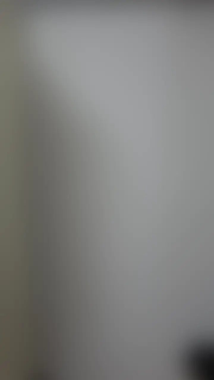 処女なのにクンニで絶頂しちゃうエッチな女の子にお返しをしてもらうためにまたもや更衣室に乱入してしまいました。
着替え中に突然入ってきたため「え…?なんですか?」と驚いておりましたが、逃げ場のない試着室でおもむろに抱き着いてキスしちゃいます。
口でしてよとお願いすると「えぇ…」と戸惑っていた様子ですが、しつこくお願いすると諦めたように勃起ちんぽをぱっくりと咥え込んでくれました。
フェラも初めてみたいでしたので、やり方を教えてあげながら頭を掴んで動きのサポートもしてあげました。
喉の奥にちんぽを突っ込まれて「苦しいです…」と涙目になるお顔が非常にかわいらしく、そのままお口の中で大量発射してしまいました。
下からのカメラにはかわいいお顔から私のドロドロ精子を吐き出す姿までしっかり写ってしまっていて、非常に興奮しますがちょっと閲覧注意ですw (2/2)