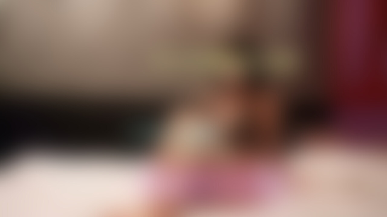 【まき感度チェック】
ある日、撮影者仲間からくすぐり動画の撮影に興味がある○○○がいるんだけど会ってみるかと藪から棒に怪しい連絡があり・・・
ひとまず顔写真を送ってもらい確認すると想像をはるかに超える美人な○○○が映っており、例え画像が加工でもいいからと即撮影に決めました!
撮影場所で待っている間もこちらが緊張しており、ブザーが鳴りドアを開けると写真よりも遥かに美人な女性が佇んでおられました(語彙力皆無)
一通り話を聞くと知る人ぞ知る会員制高級ラウンジに務めており、お客の経営者の相手をしているが何かにつけて自慢・武勇伝ばかりの話しで飽きてきていたとのこと。中にはヤ〇目で外で会おうと誘う人もいて屁奇癖しているそうです。
そんな中でくすぐりの撮影をしている人がいると聞いて、今までとは違うアブノーマルな世界に興味が出てきて今回連絡をしてくれたようです。
雰囲気からも根っからのドSを醸し出すが、相反してくすぐりにはめっぽう弱く途中何回か蹴られました(笑)
だが蹴られるのもいやじゃない! (2/2)