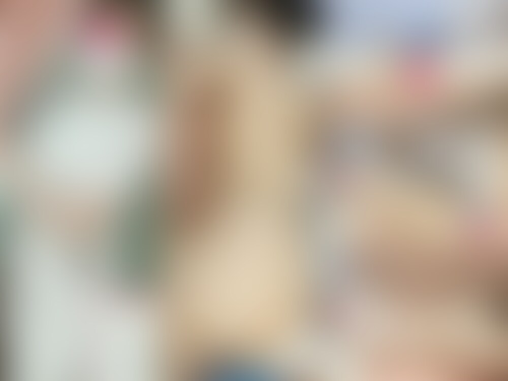 【女医の職権乱用vol.12】乳首攻めで身悶える巨乳看護助手:竹内葵【後編】
こんにちは。
当クリニックで働いている看護助手「竹内葵」さんは
生理痛とおりものの異常があるという事で受診されたので、
診察台に横になって頂いて詳しく診ていきました。
問診と触診をしていたので、もうこの段階で乳首はコリコリに硬くなり、
私の指でそのコリコリに硬くなった乳首を弾く度に
彼女の頬は赤く染まり、深くて熱い吐息に変わってきていました。
彼女の下半身を撫でてあげると掌から彼女の体温が上がってきているのを
肌で感じられてもっと彼女の反応を見たくなってしまいました。
彼女ももっと弄って欲しくて仕方がないでしょう。
だって腰がくねくねと刺激を求めるように動いていましたから。
身体はいつだって正直です。
一緒に働く女性をこのような淫靡なものに誘ってしまうのは
私としても初めてな経験でしたので
彼女が私を受け入れ始めているというのは感じていましたが、
このまま進んでいってしまって良いのかという戸惑いもありました。
しかし、その間で揺れ動くものでさえ私にとっては快感でした。
だからもう少し彼女との淫行に耽る事にしました。 (2/2)