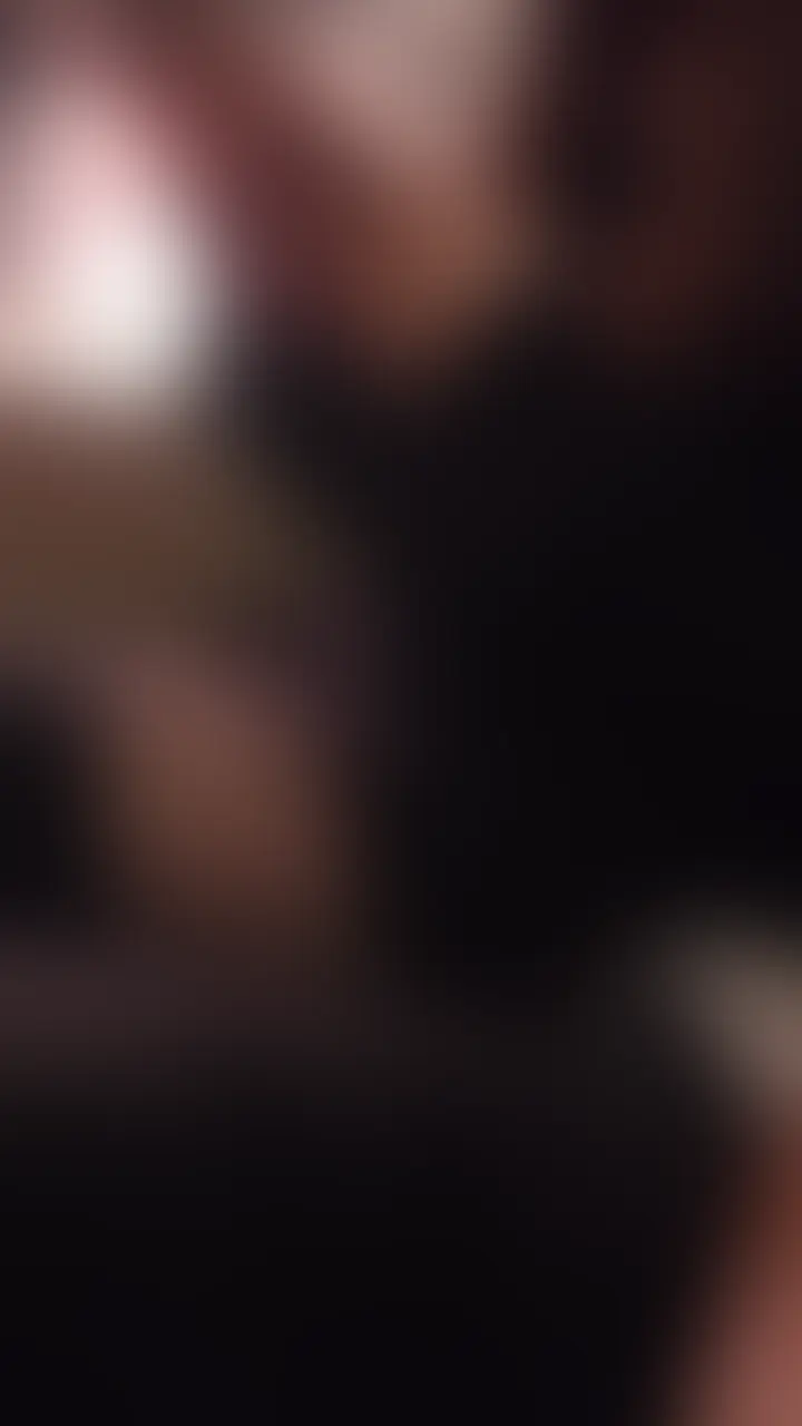 おっぱいもデカ乳輪もいやらしすぎて、思ってたより僕の先輩は変態でした、、、
【本編顔出し7月24日17:00公開】
大学時代の先輩から急に電話がきてサシ飲みに。
ワンピースの下はスケスケの勝負下着で、
いざ脱がせてみたらむちむちボディにデカ乳輪、ツヤツヤパイパンのフル装備。
上品な顔してるのに、感じ方も喘ぎ声もめちゃくちゃ下品で最高でした、、、 (2/2)