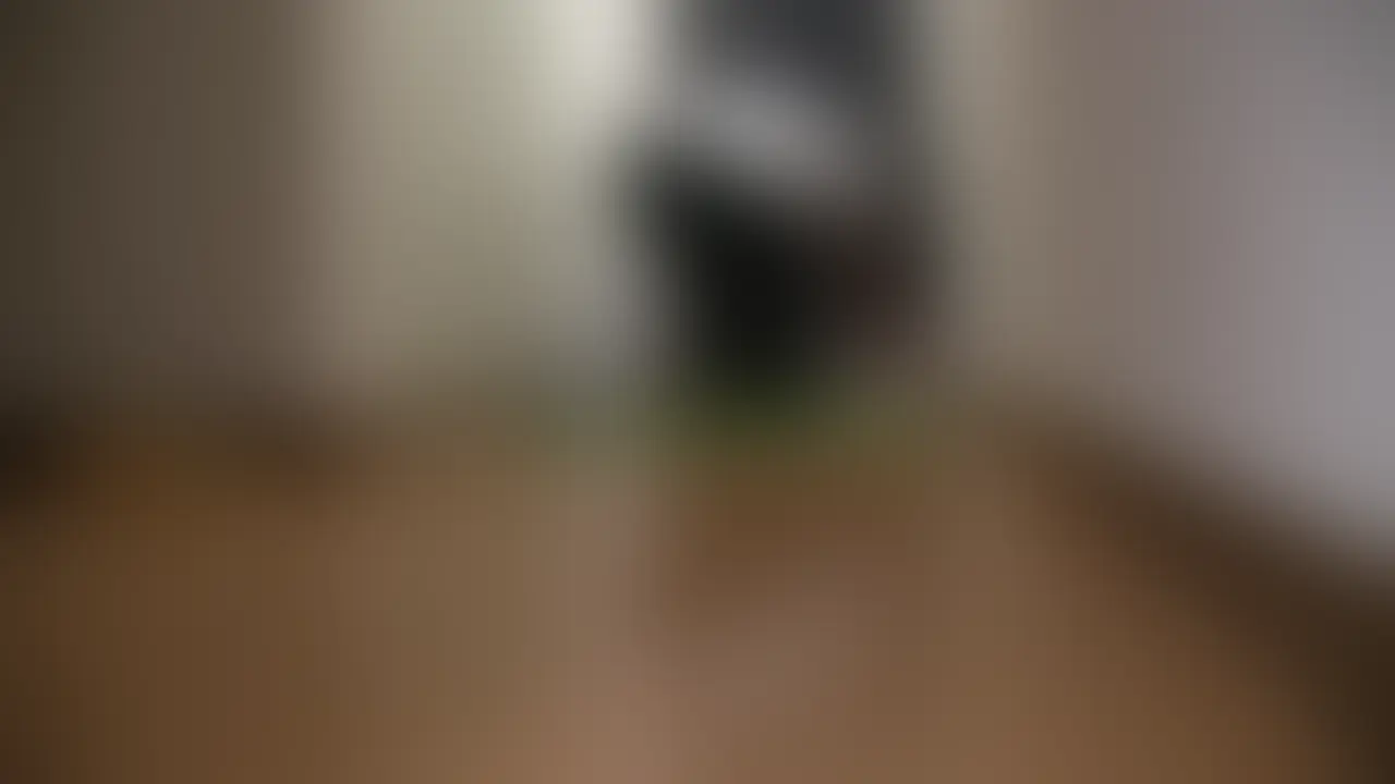 ホストに振られて傷心のアラサー女をお持ち帰り。
平日の深夜、新宿の居酒屋で1人で飲んでた女をナンパしました。
居酒屋のカウンターで1人で飲む女って絶対ヤレるなって思ったんです。
スペック的には、20代後半のフリーターで趣味はスロットって話してて、そのダメな感じに逆にそそられましたね(笑)。
話を聞けば、ホストをしている彼氏に振られたとかで完全にやけっぱちモードでした。
僕は「それって本当に彼氏なの?」って言いそうになりましたが、余計なことを言って機嫌を悪くされたらマイナスだと思って言わないでおきました。
「ホストの彼女って一体、何人いるんだよ?」って話です。
その後、しばらくの間飲んでいたら勝手に酔い潰れてしまったので、そのまま店に寝かせておくのは可哀想だと思って自宅に連れ帰ったという訳です。
なんとなくヤリマンの匂いを感じたので、性病を恐れてしっかりゴムをつけました。 (2/2)