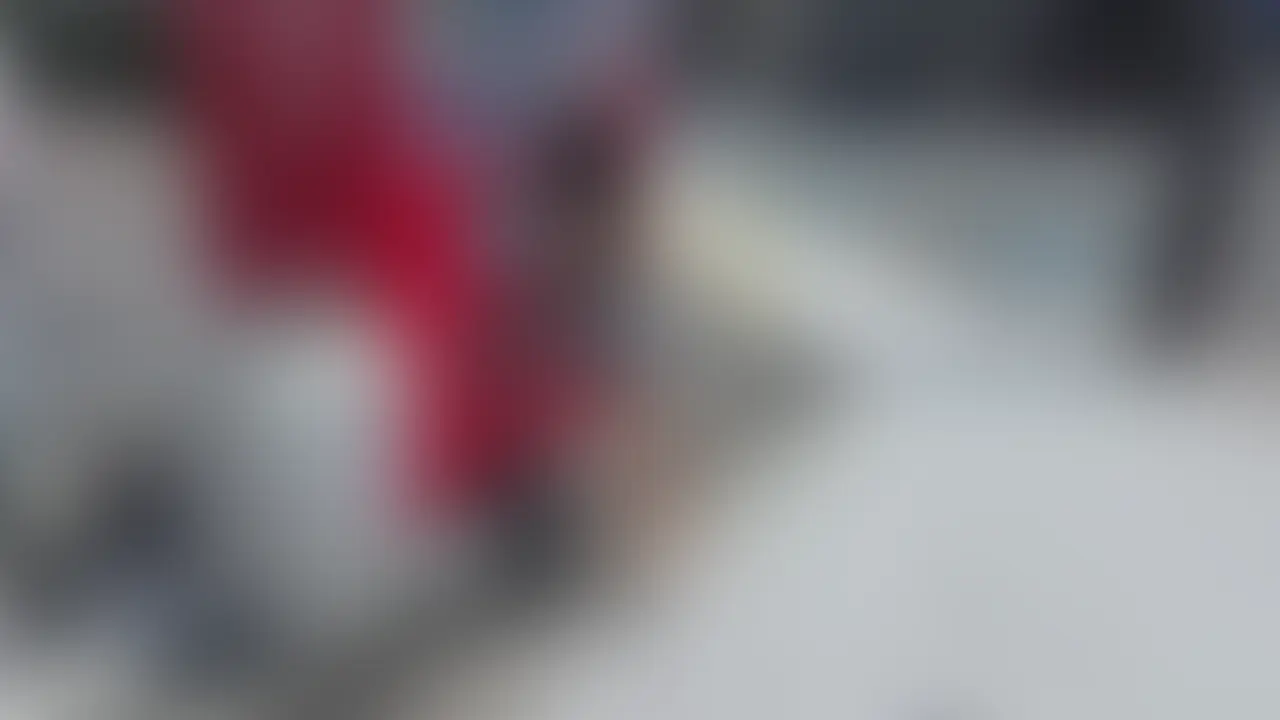 背が届かなくて自販機の高いボタンを押してもらったお礼に…
ホテルに誘ってパンツずらしてオナニー見せつけちゃいました♡
バズった低身長かわいい子がまさかのAVデビュー!」ストーリー重視・長めバージョン
「自販機の上段の飲み物が欲しくて背伸びしても全然届かなくて…
困ってる私に優しいお兄さんが代わりに押してくれたんです。
『お礼、ちゃんとしたいから…ホテル来ませんか?』って誘っちゃって♡
部屋に入ったらすぐ脚を広げて、マンコをしっかり見せながら指でクリトリスいじって激しくオナニーしちゃいました
バズ動画のあの可愛い子がついに本気AV解禁! (2/2)