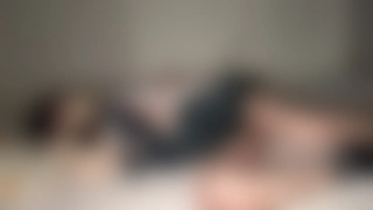 黒髪ロングの貧乳パイパンちゃん
ぐちょぐちょ手マンと中出しSEX
指マンで大量に潮を巻き散らしたので
部屋がスケベな香りで充満しています
見れば見るほど可愛くてスレンダーで
ドスケベで言うことがありません
典型的なドスケベちゃんですね
この後はノリノリでフェラや
乳首舐めや手コキもしてくれ
ゴムがないから生で
挿入することを許してくれます
最終的には「もっとチュ~して」と
SEXを心の底から楽しんでいます
感度も良くて何度もガチイキして
マ●コが締まりまくります
痛いくらいでした
最後は中出しをさせてもらいました
まだ冷めやらず続けてフェラと手コキ
再び残った精子を搾り取られてしまいました… (2/2)